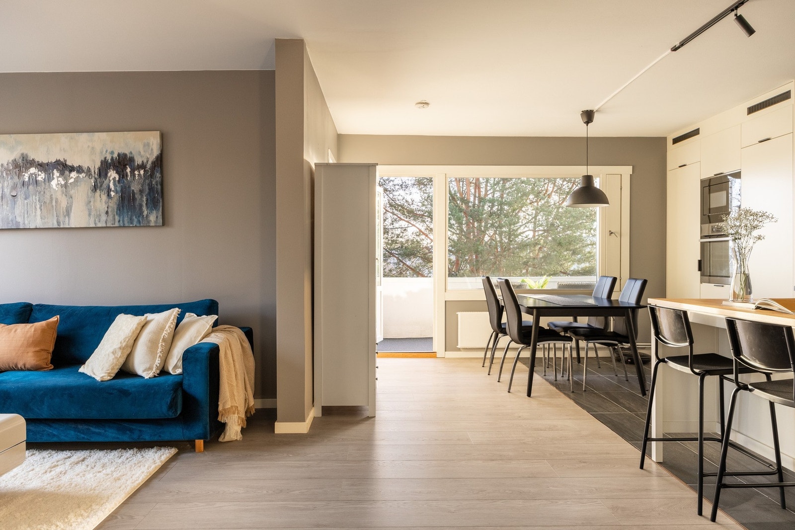 Leiligheten er nylig pusset opp med blant annet nytt gulv og maling i stue/kjøkken. Galleribilde