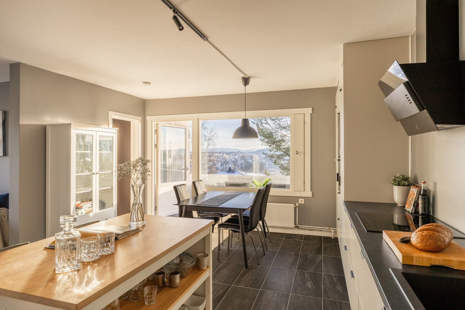 Godt utstyrt kjøkken med et helt kjøleskap og en hel fryser, kjøkkenkran som kan hektes av for enklere oppvask, komfyr, kokeplate, keramisk vask, mikro med grillfunksjon samt oppvaskmaskin. Galleribilde