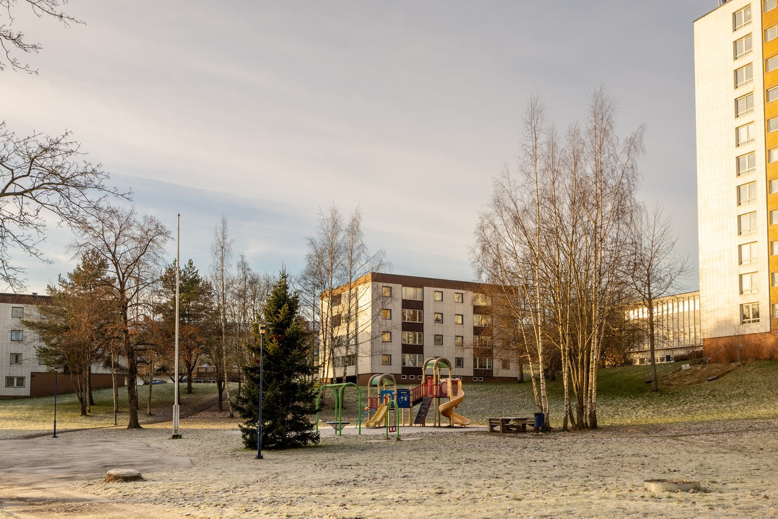 Fellesarealene er pent opparbeidet med blant annet plen, sitteplasser, lekeplass og sykkelstativ Galleribilde