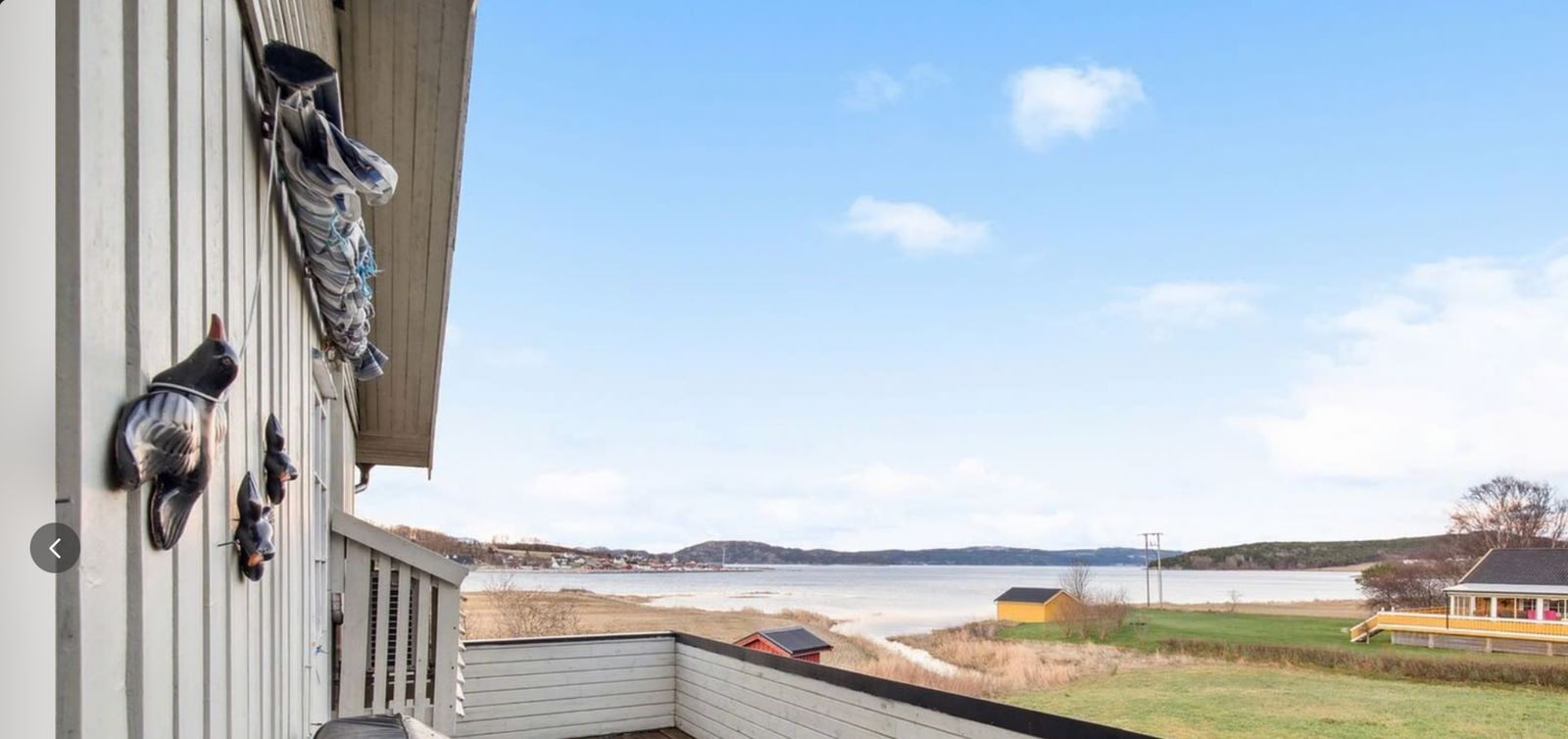 Boligen ligger fint til ved rolig omgivelser til både marka og sjøen og disponerer godt med boltreplass for både store og små. Galleribilde