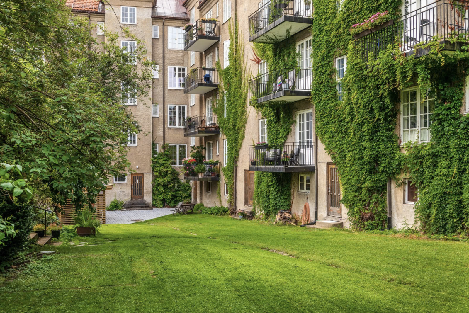 Her er det store grøntområder, og for å sitere selger: "Det er ytterst få i dette området som har en bakgård av denne størrelsen." Galleribilde