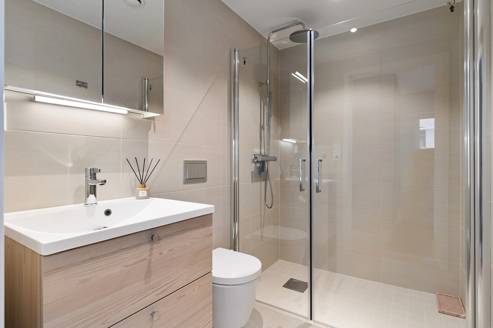 Rommet er utstyrt med innredning med nedfelt servant, speilskap og dusjnisje. Galleribilde