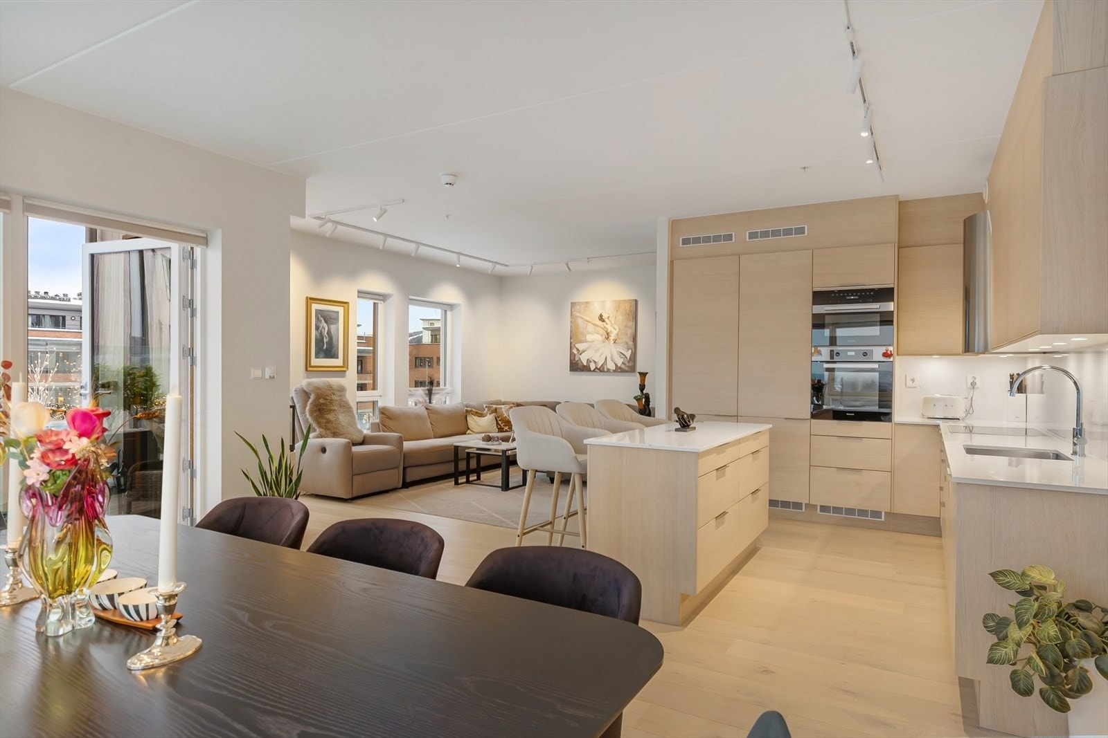 Stuen har åpen løsning mot kjøkkenet og rommet oppleves luftig. Galleribilde