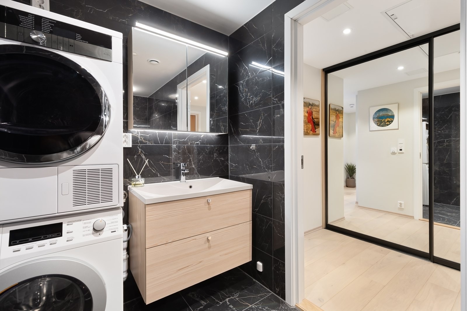 Fra entréen er det adkomst til flislagt bad med elektriske varmekabler. Galleribilde