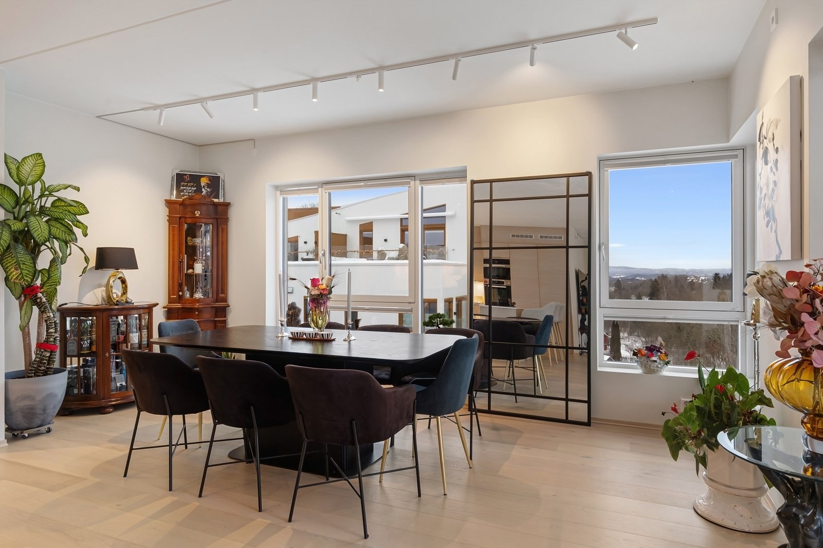 Spiseplassen er praktisk plassert i tilknytning til kjøkkenet. Galleribilde