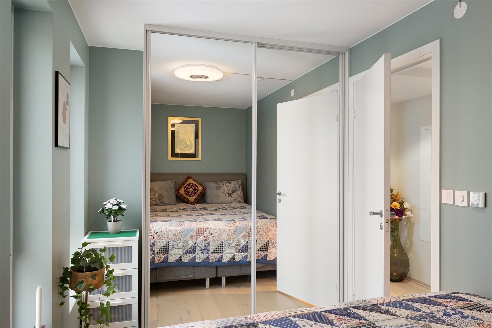 Montert skyvedørsgarderobe. Galleribilde