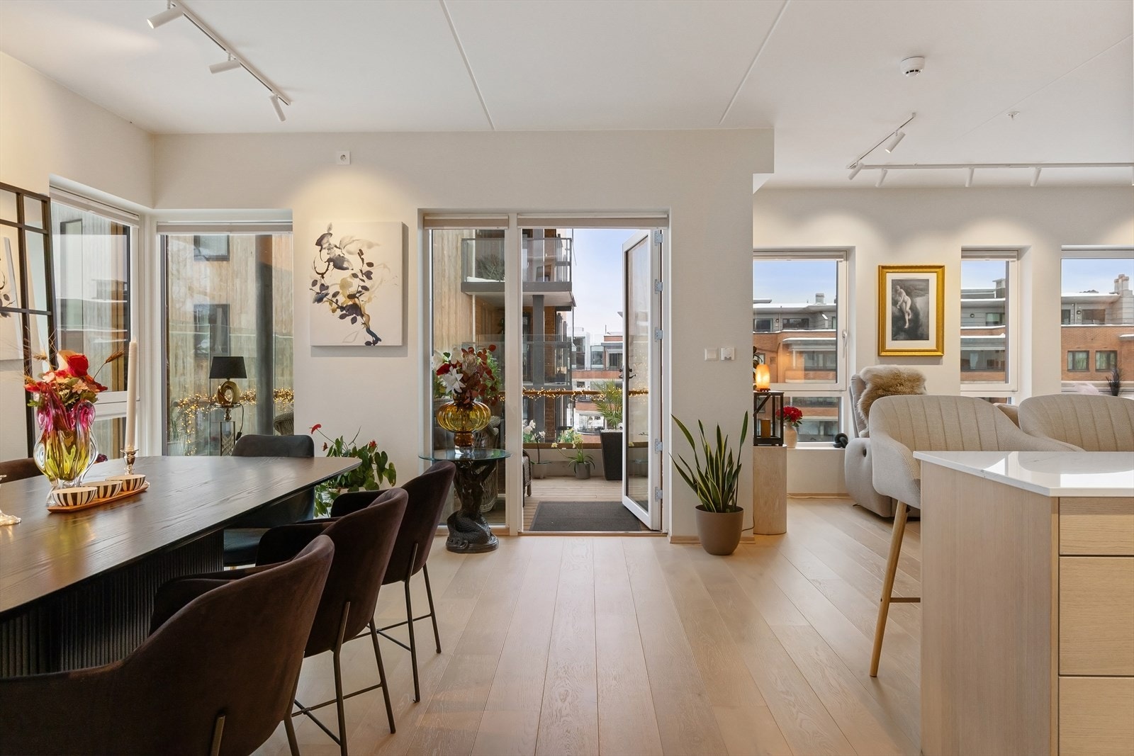 Lys og åpen stue. Galleribilde