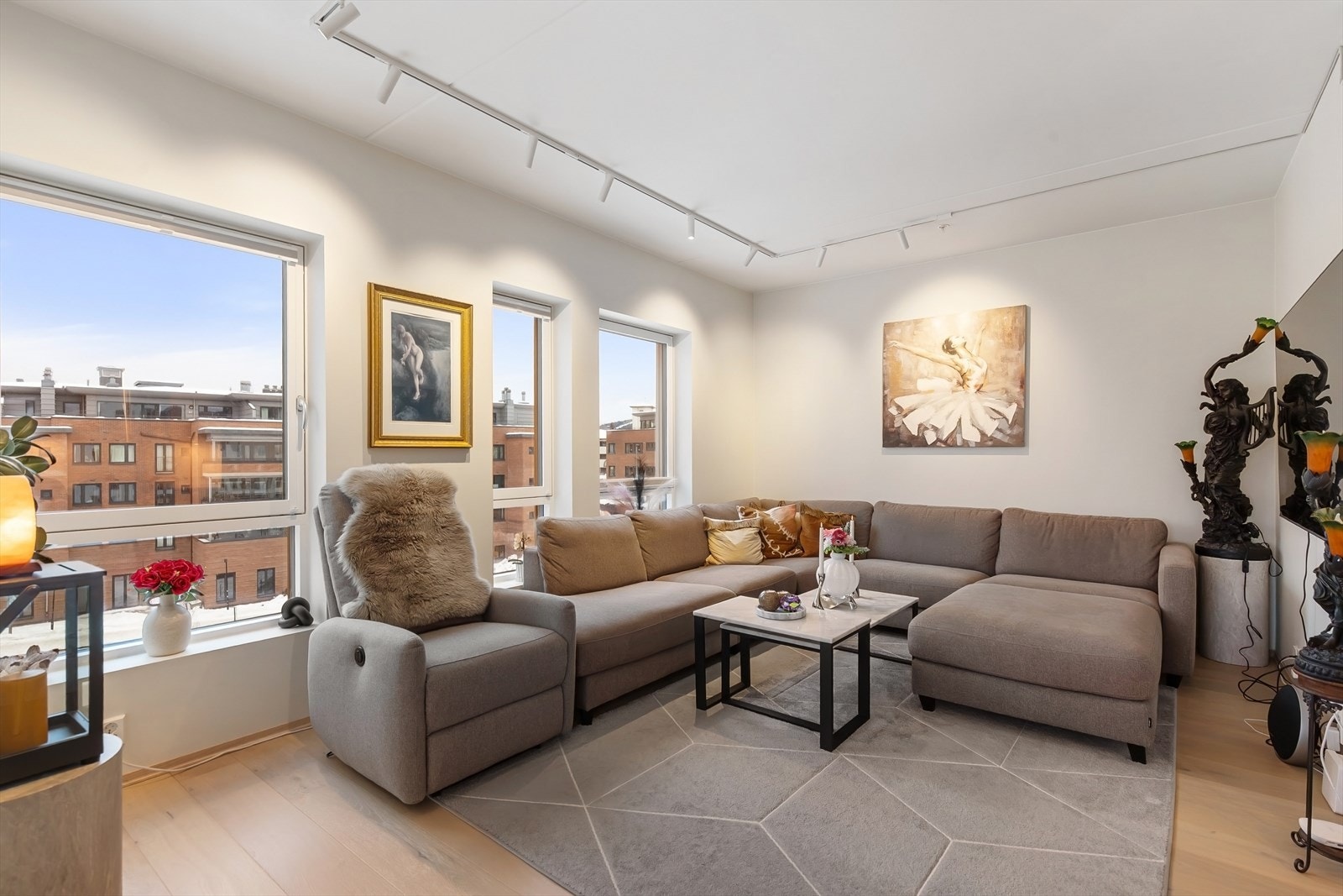 Det er god plass til sofaseksjon med tilhørende mediamøbler. Galleribilde