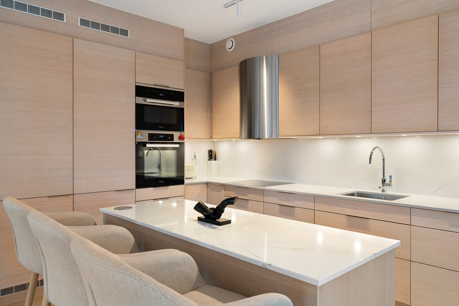 Kjøkkenet er utstyrt med kjøleskap, fryseskap, oppvaskmaskin, platetopp, mikrobølgeovn og stekeovn. Galleribilde