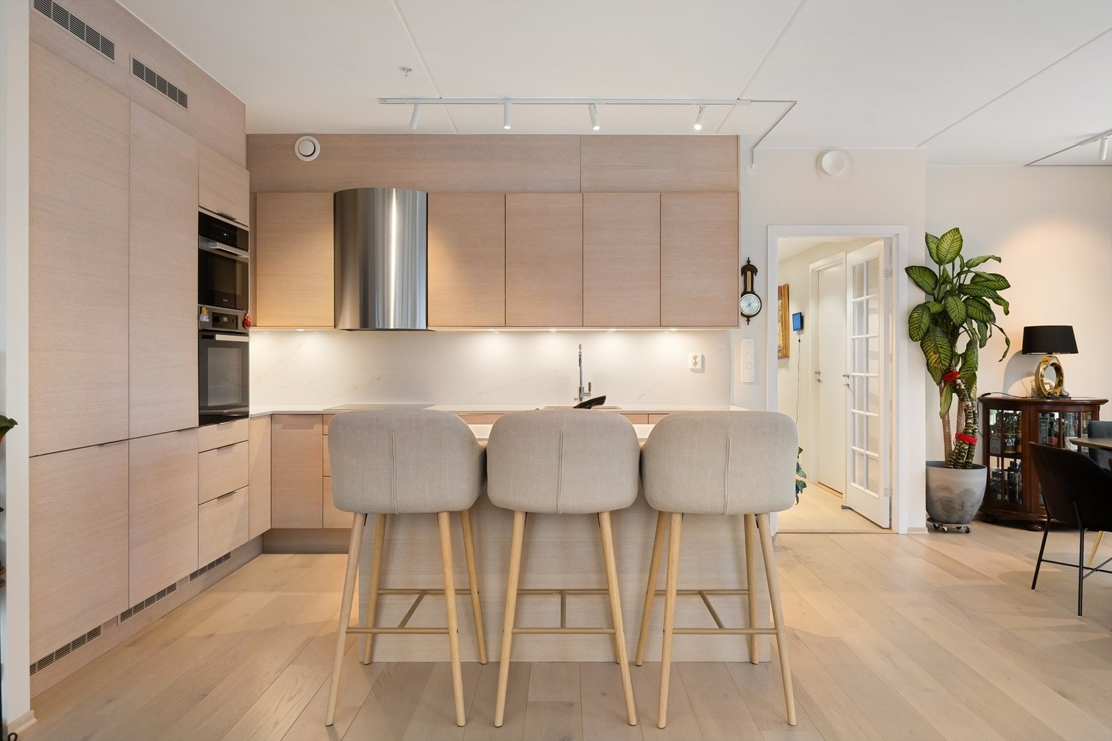 Mye oppbevaringsplass og store arbeidsflater. Galleribilde