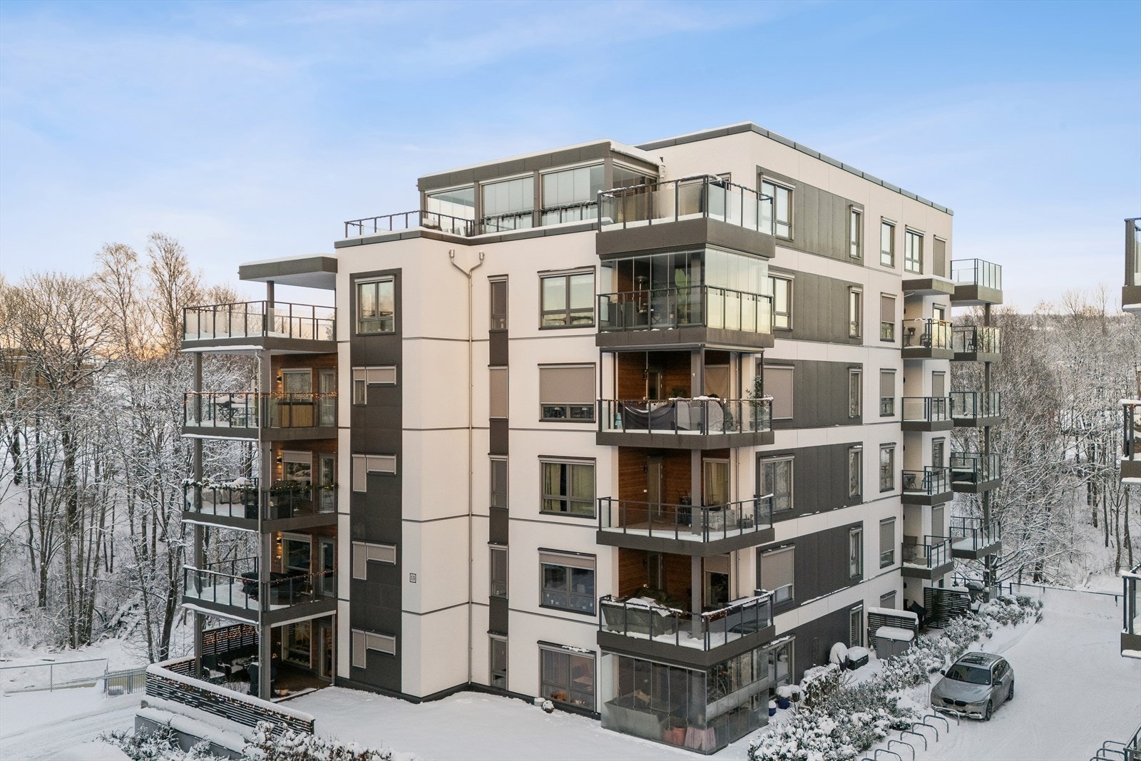 Leiligheten ligger flott til i byggets 5. etasje. Galleribilde