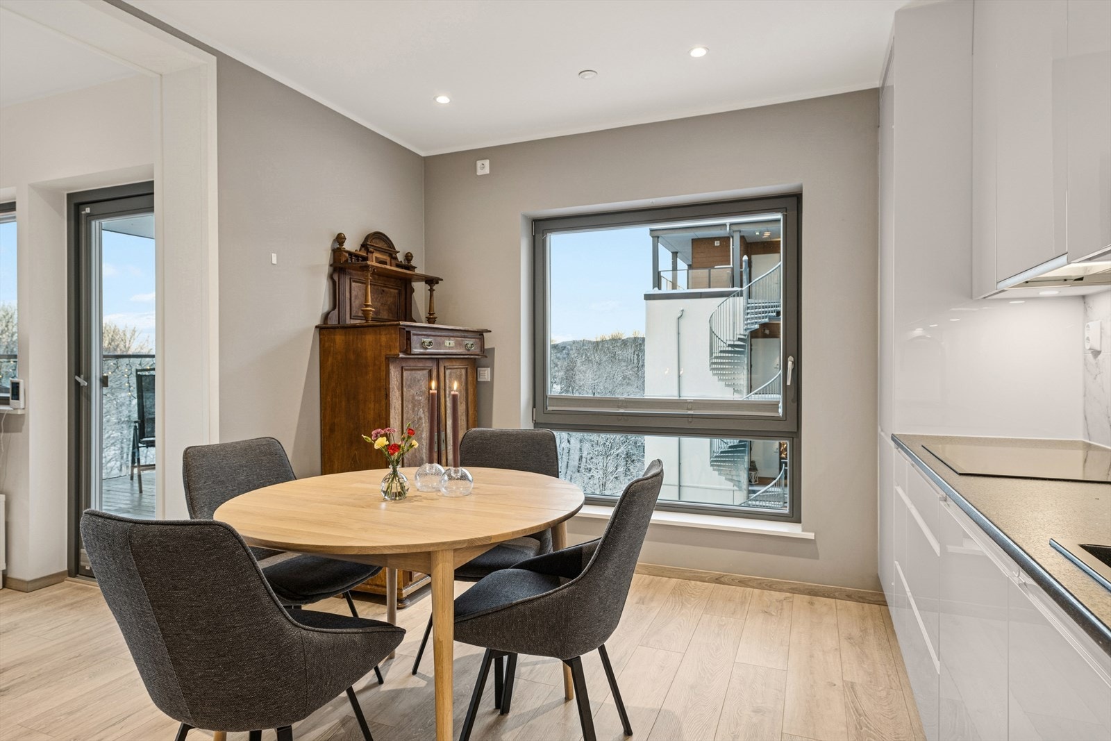 Den åpne løsningen mellom stue og kjøkken gir fin sammenheng i rommet. Galleribilde