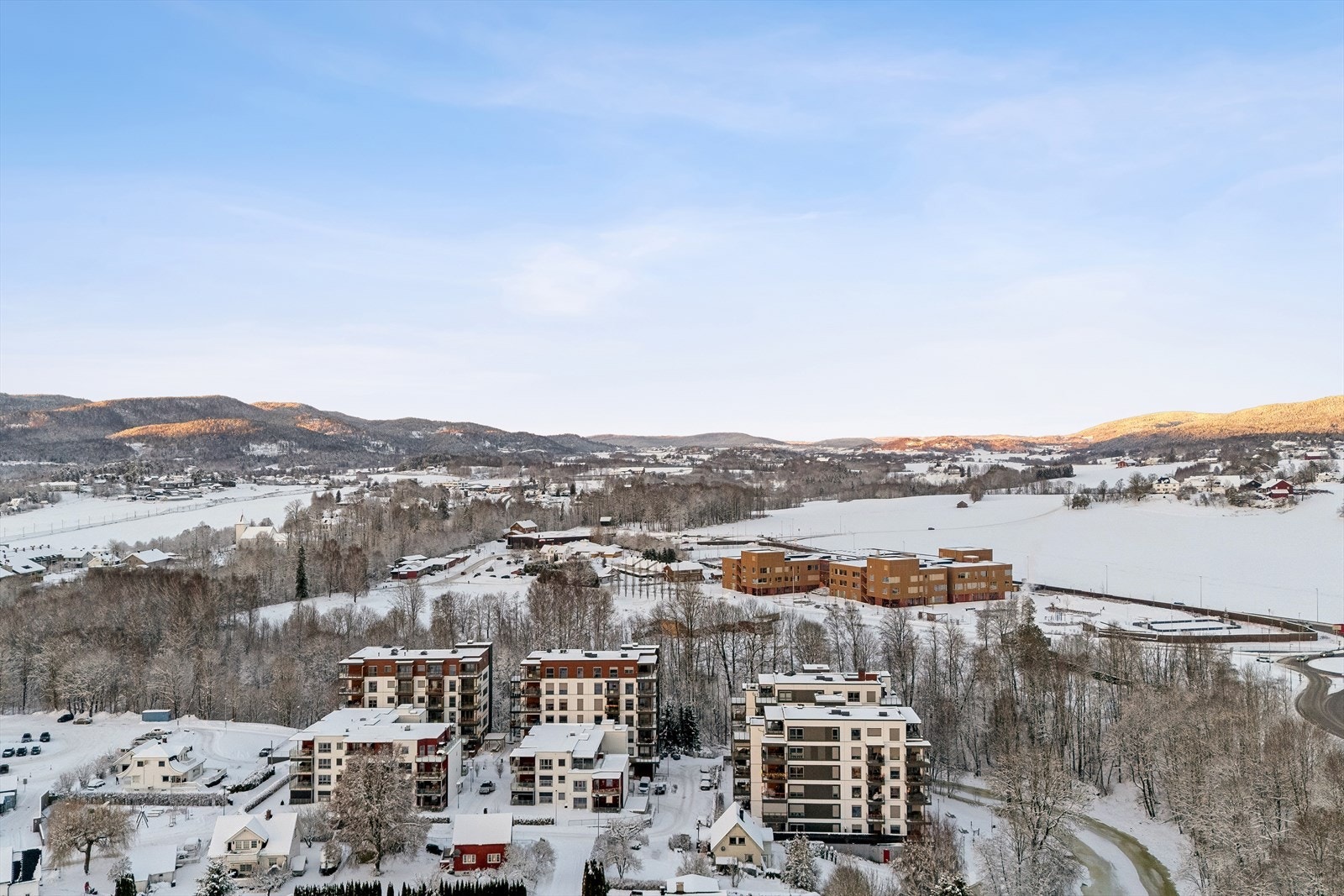 Daglige gjøremål gjøres enkelt med flere dagligvarebutikker og servicetilbud i sentrum, samt apotek og treningssenter i nærområdet. Galleribilde