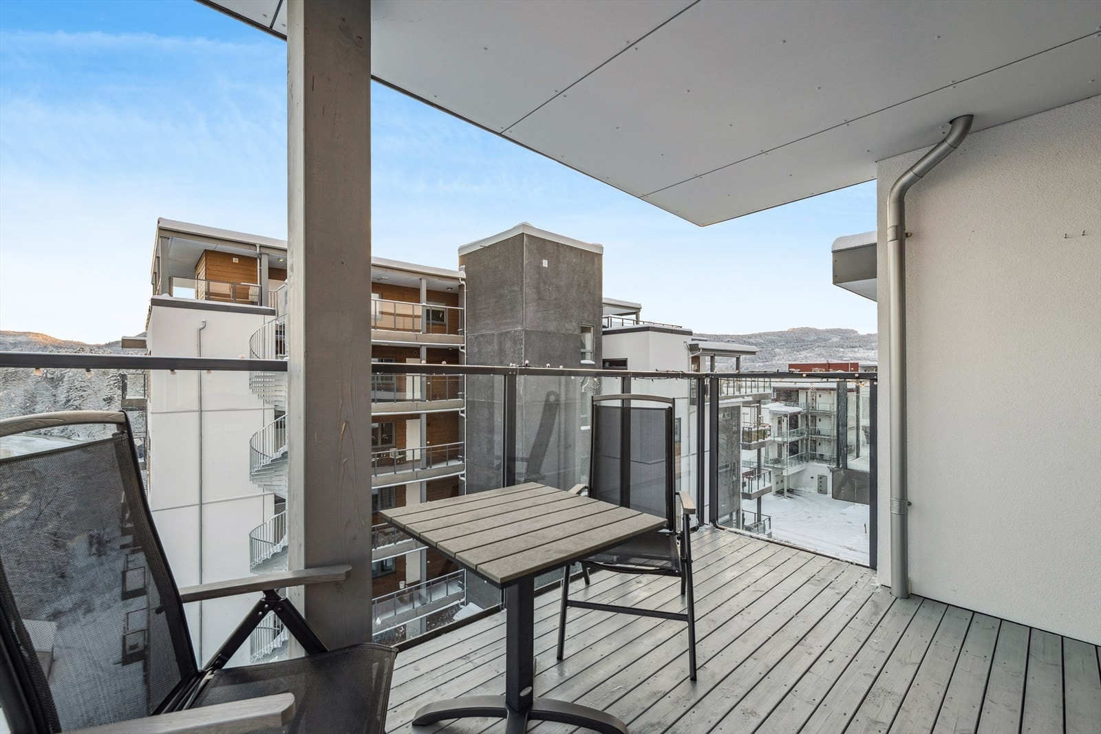 På de fine sommerdagene er balkongen er fin forlengelse av stuen. Galleribilde