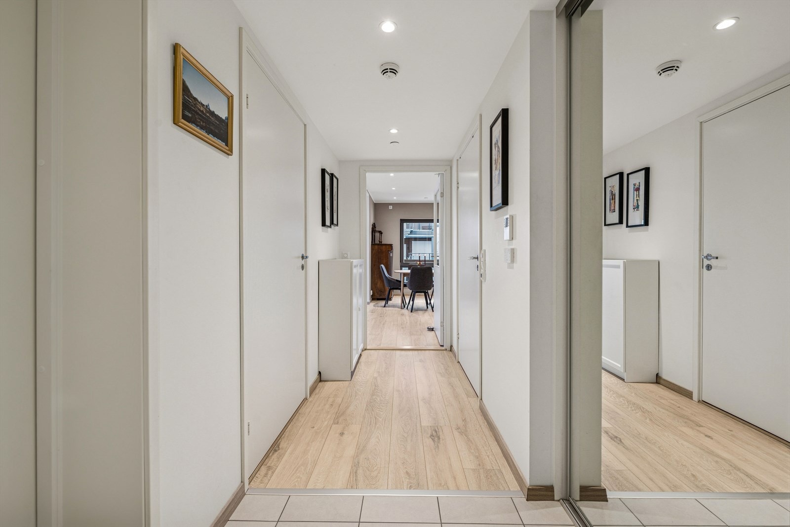 Downlightbelysningen gir behagelig lys i gangen. Galleribilde