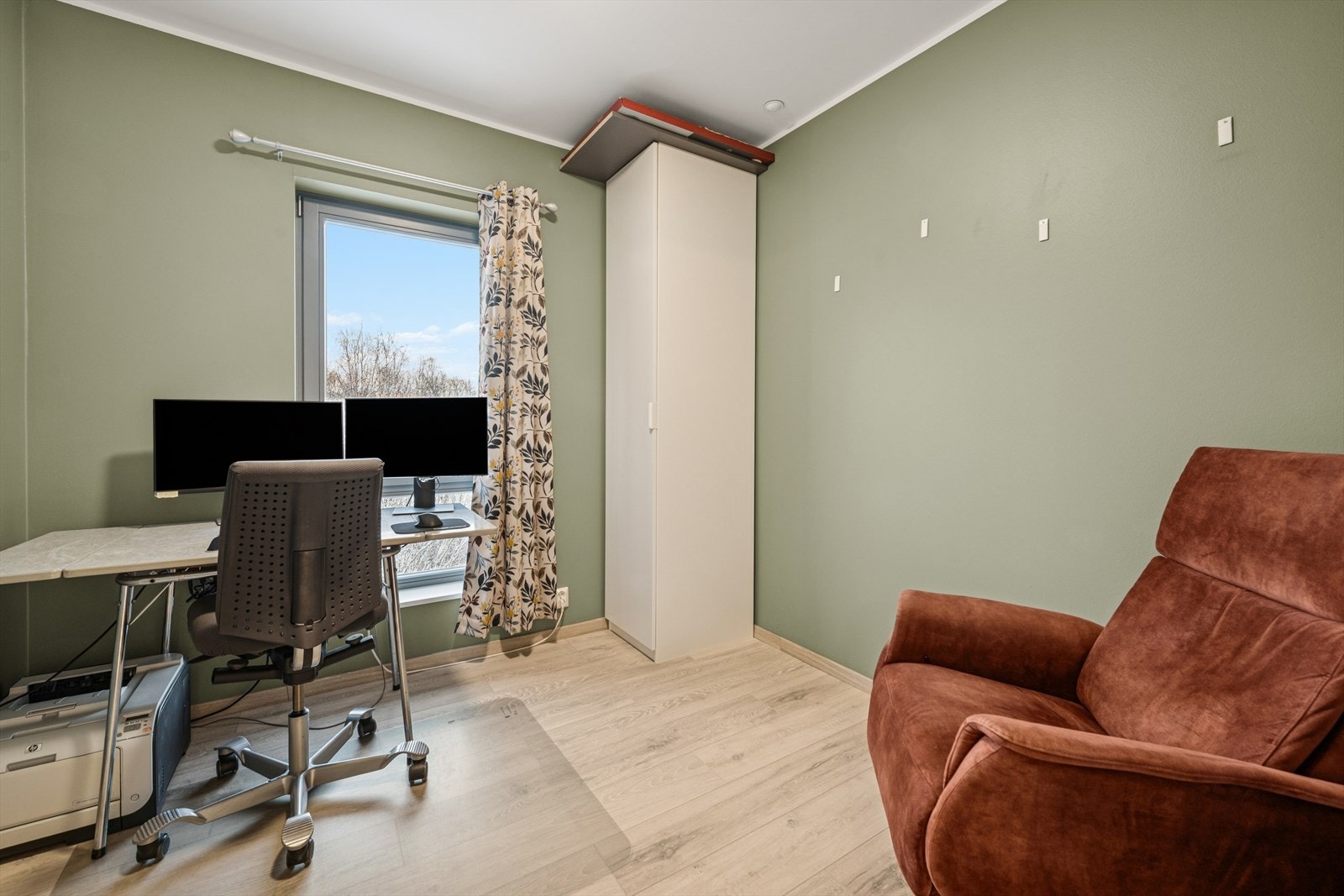 Soverom nr. 2 brukes i dag til kontor, men her er også god plass til seng og tilhørende møbler. Galleribilde