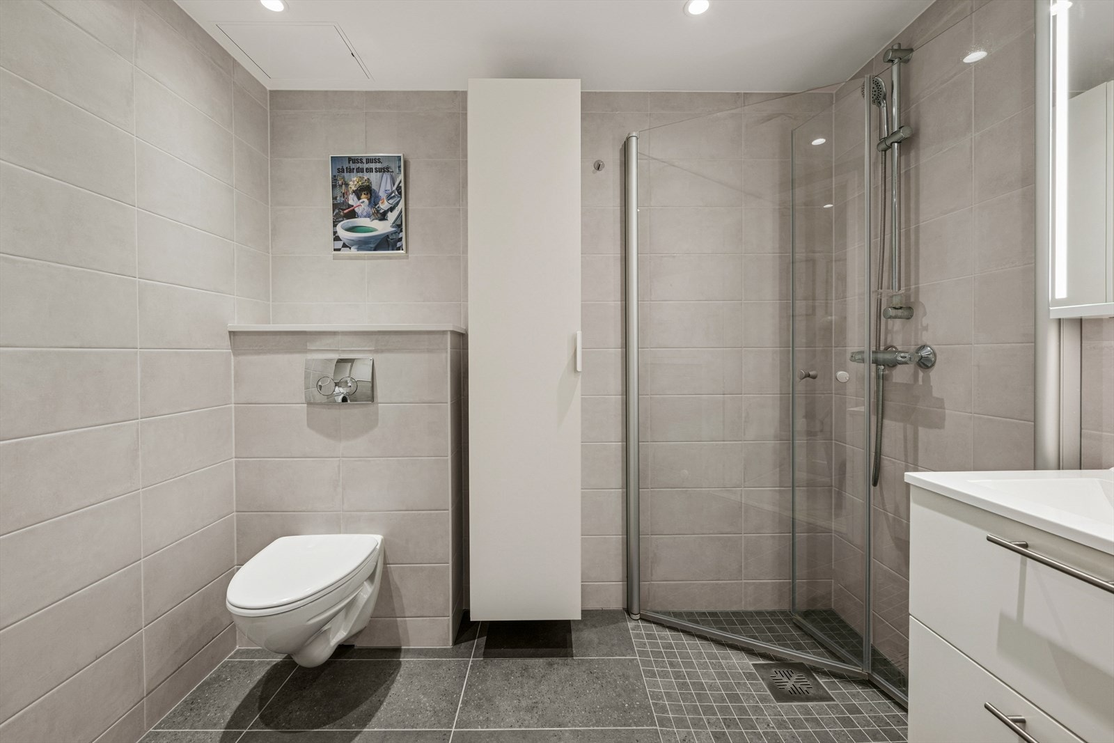 Delikat helfliset baderom med varmekabler. Galleribilde