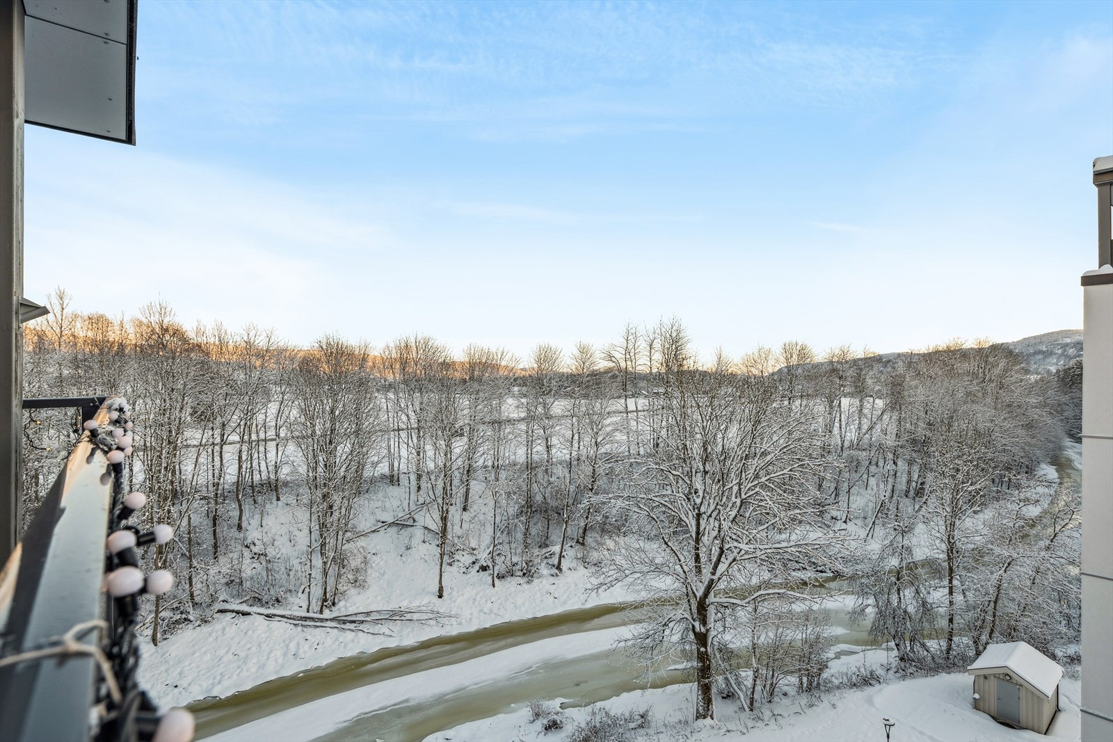 Flott utsikt til elven og omkringliggende natur. Galleribilde