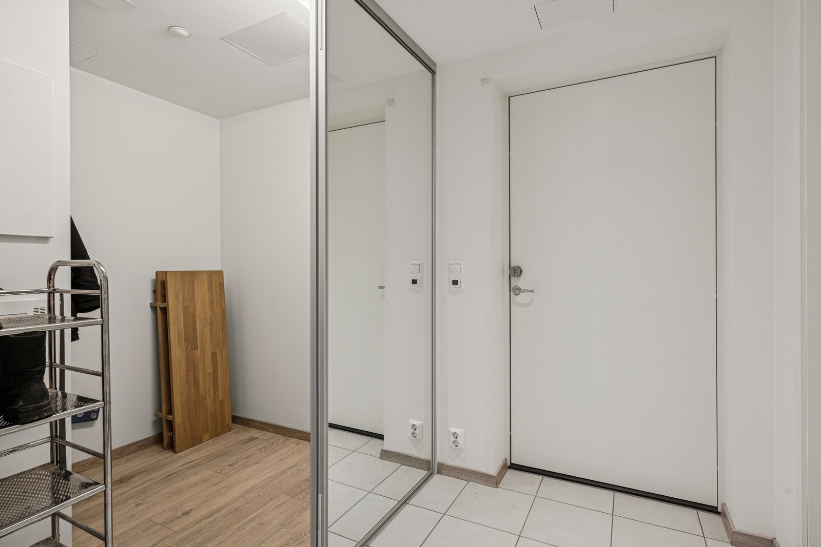 Entrèen har flislagt gulv. Galleribilde