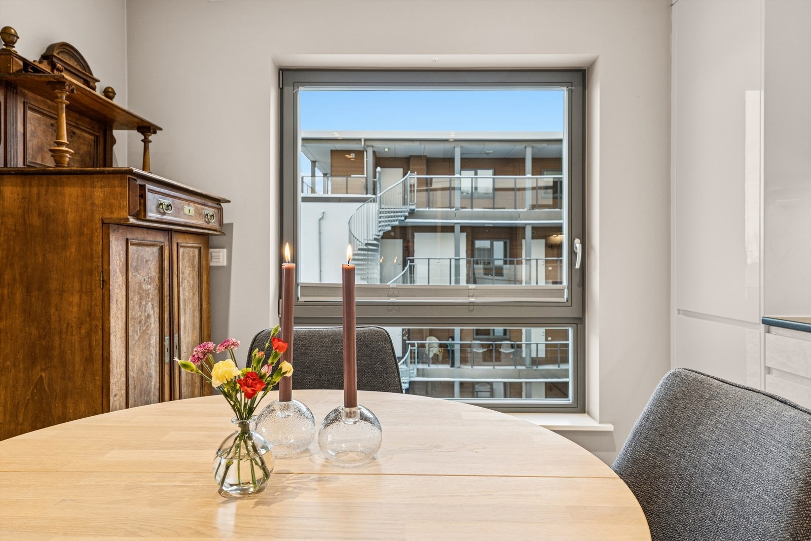 Hyggelig spiseplass ved vinduet. Galleribilde