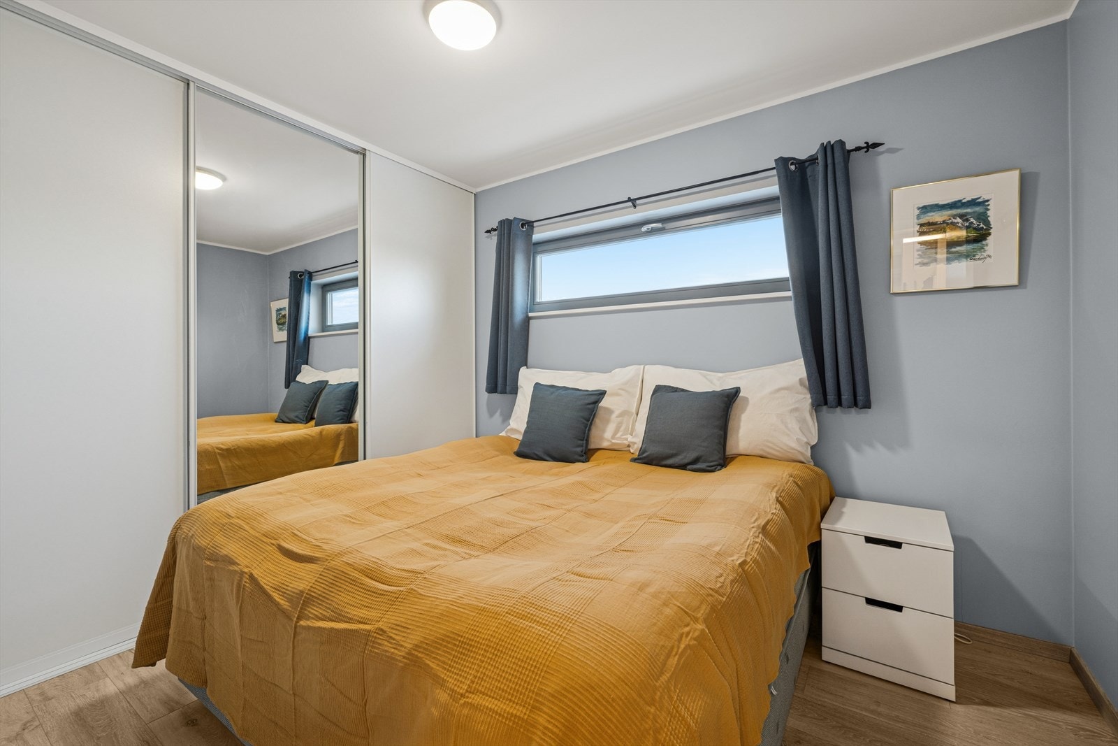 Hovedsoverom med skyvedørsgarderobe gir effektiv oppbevaring i soverommet. Galleribilde