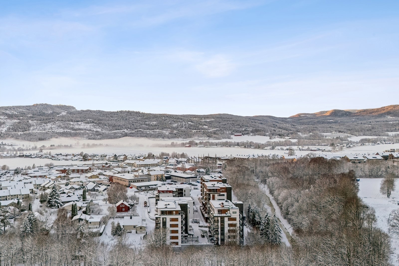 Leiligheten har en attraktiv beliggenhet midt i hjertet av Sande sentrum i Holmestrand kommune. Her har du umiddelbar nærhet til et bredt tilbud av forretninger, dagligvarebutikker, post, kaféer, restauranter og ulike servicetilbud. Galleribilde