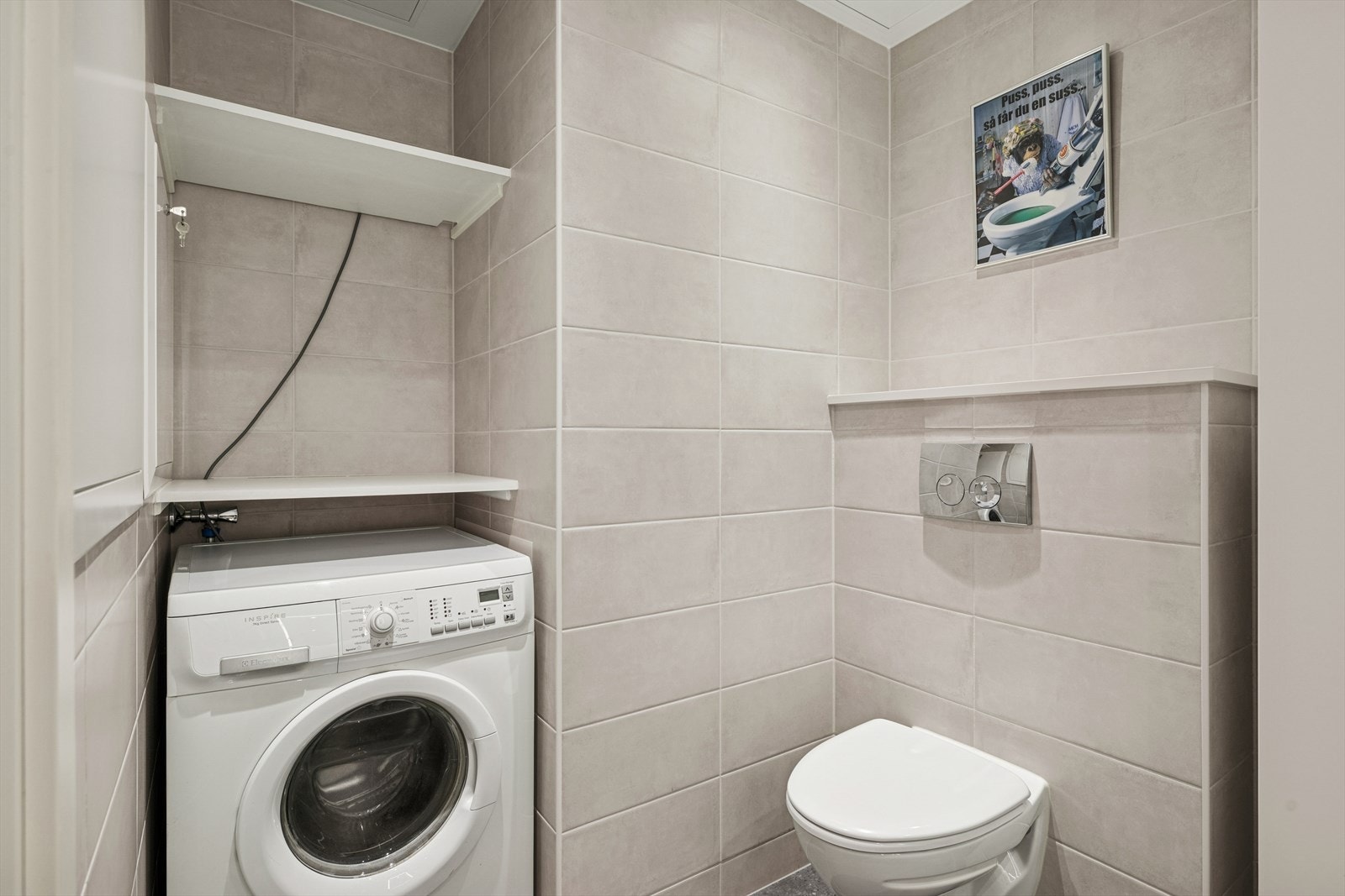 Praktisk hylleløsning over vaskemaskinen. Galleribilde