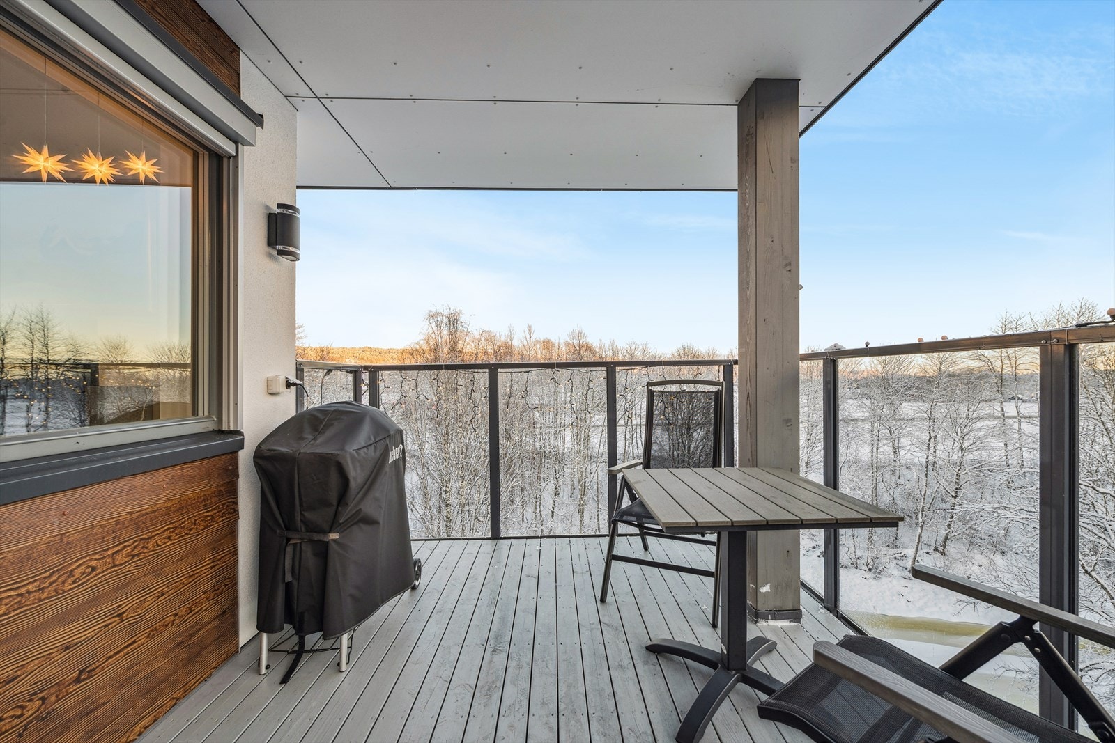 Romslig og innbydende balkong med god plass til både utemøbler og grill, samt hyggelig utsikt mot grøntområdene rundt. Galleribilde