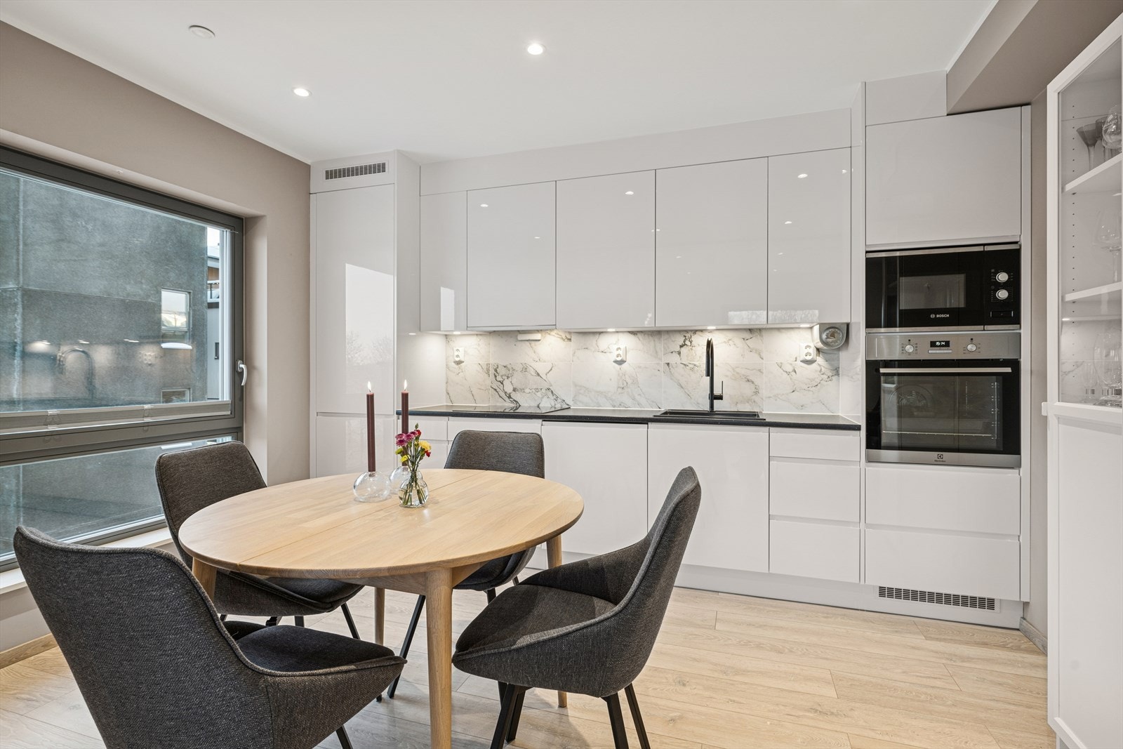 Kjøkkenet har innredning med fronter av høyglans som gir et ryddig og sømløst uttrykk. Galleribilde