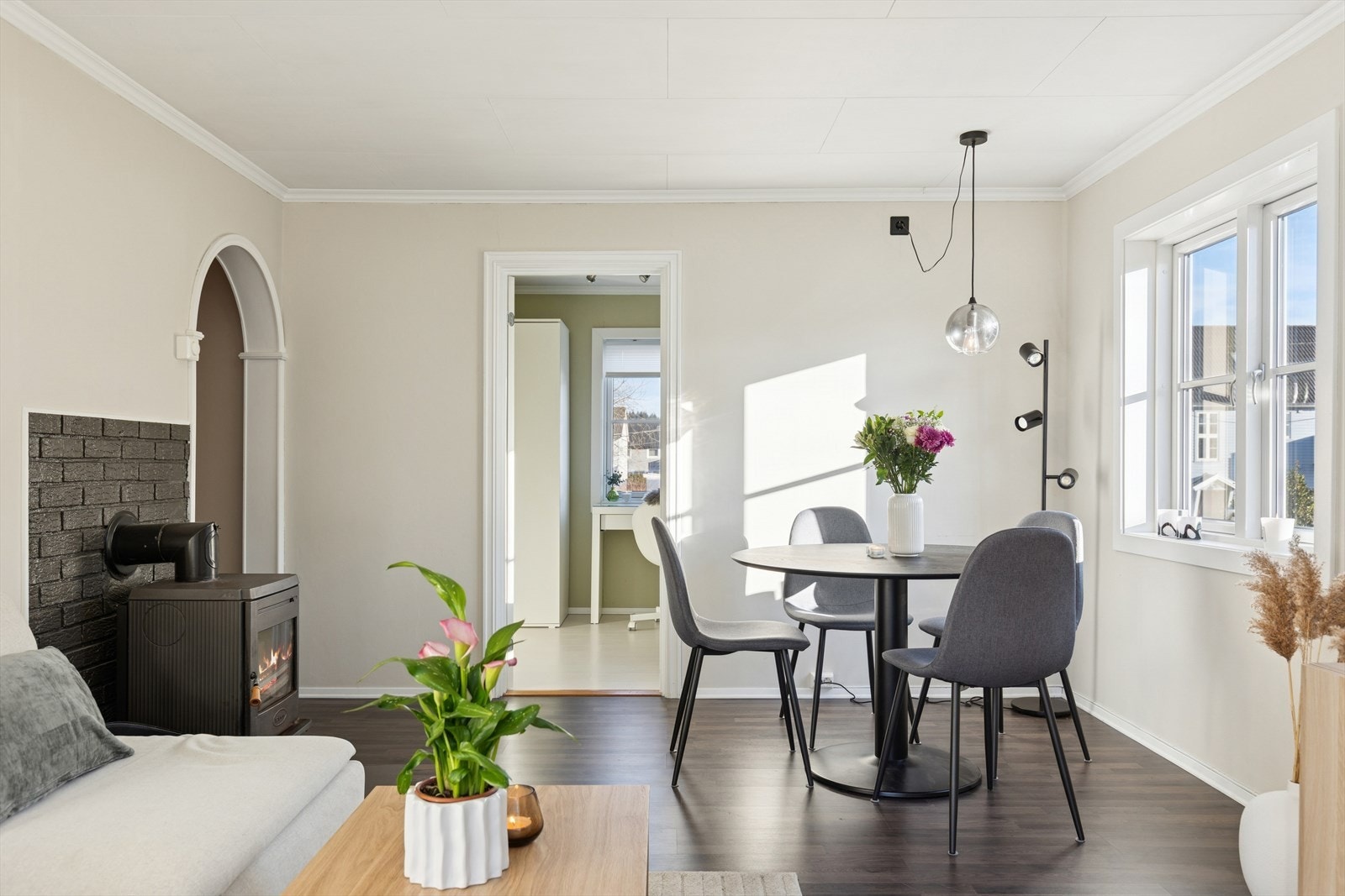 Den koselige vedovnen varmer godt på kalde dager. Galleribilde