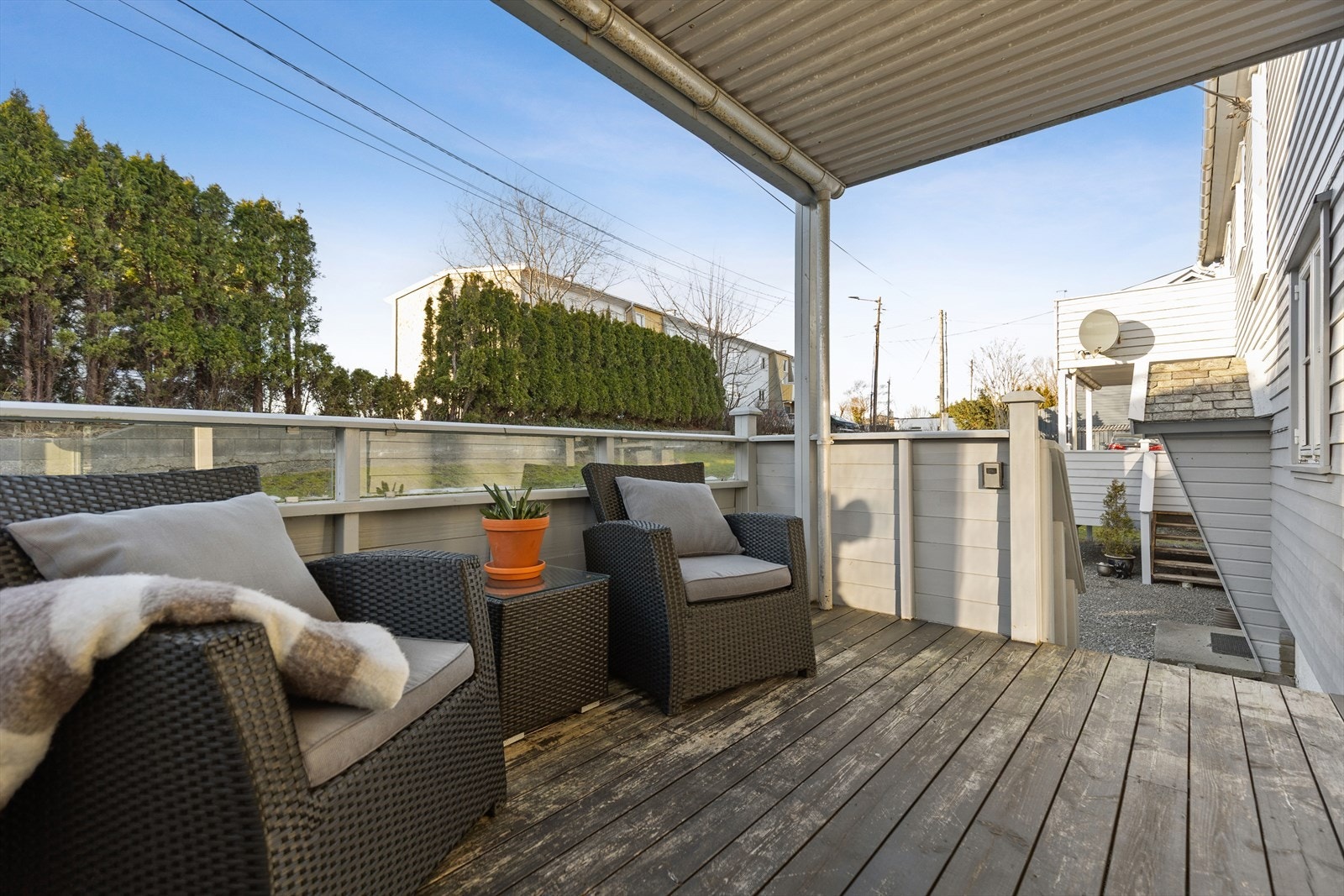 Fra stuen har er det utgang til en solrik og fin terrasse på 9 kvm - Her i fra er det trapp ned til felles uteareal ved inngangspartiet. Galleribilde