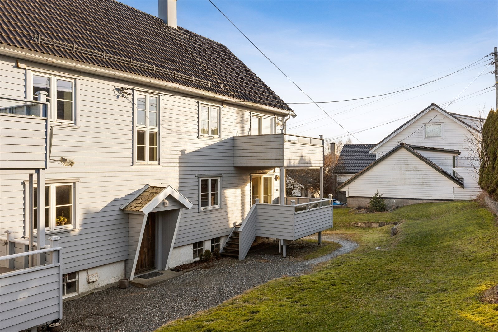 Eiendommen ligger i et attraktivt og sentralt boligområde i søre bydel. Fra eiendommen er det gangavstand til Lillesund og Rossabø barneskole, Håvåsen ungdomsskole og flere barnehager. Galleribilde
