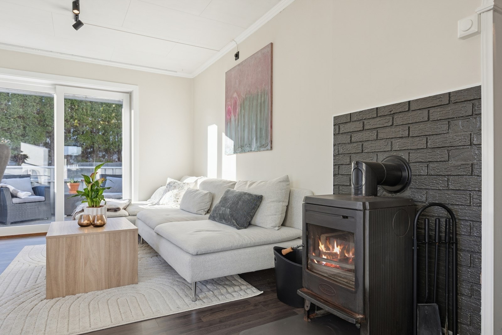 De store vinduene slipper inn rikelig med naturlig lys, noe som gjør leiligheten lys og trivelig. Galleribilde