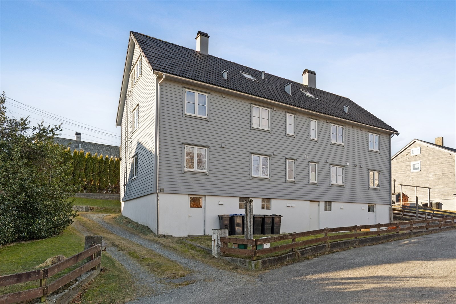 I nærområdet finner du Haugarhallen som er byens tredje, største fotballhall. Ved sentrum ligger Haugesund idrettspark med et svært moderne anlegg. Kommunen har investert store summer i idrett de siste årene, og dette gjenspeiler seg i anleggene. Galleribilde