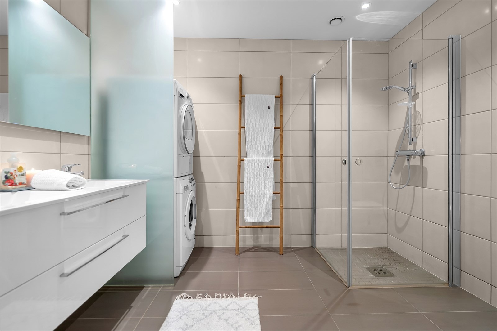 Stor bad med dusj og praktisk løsning for vask/tørk Galleribilde