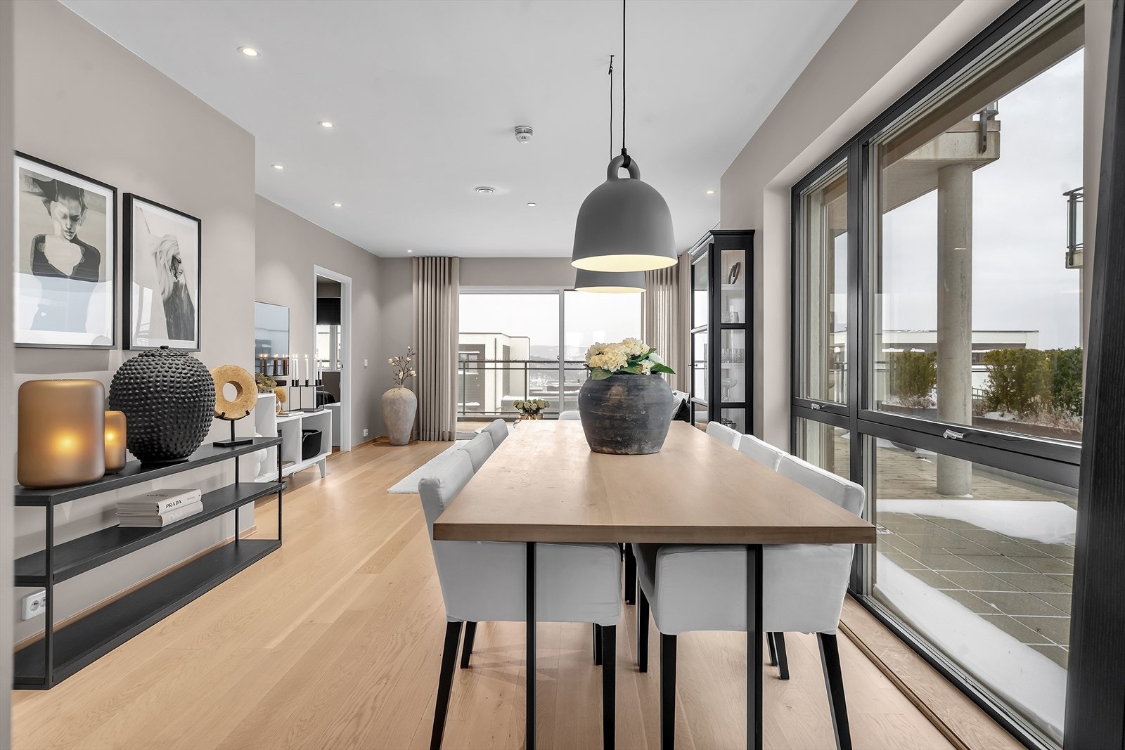 Mellom stue og kjøkken er det god plass til spisestue. Galleribilde