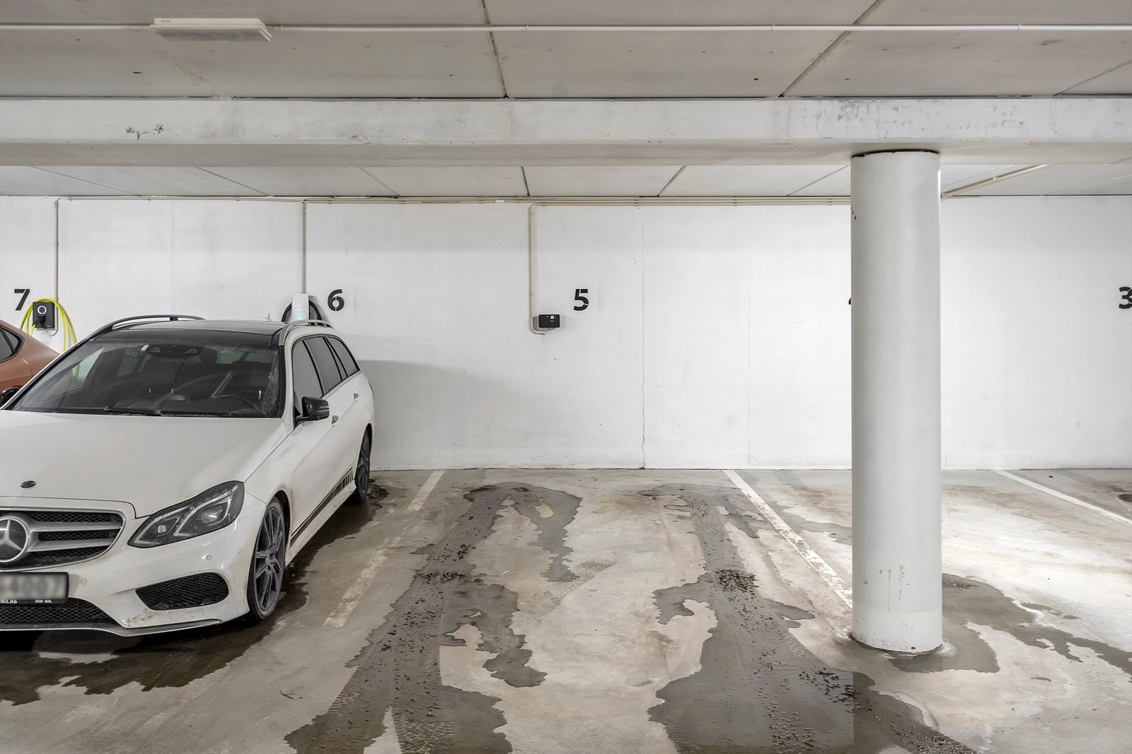 Det er montert elbil lader ved parkeringsplassen. Galleribilde