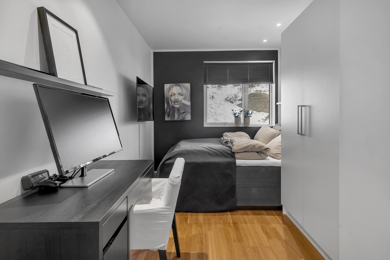 Soverom 3 - dette har god plass til både seng og skrivepult samt god med skapplass. Galleribilde