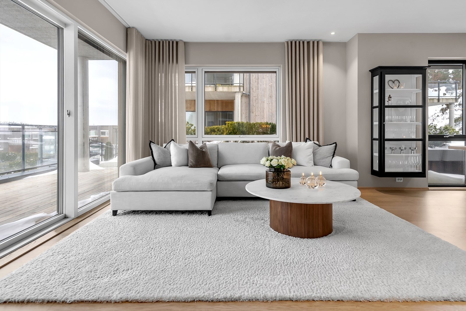 Fra stue er det utgang til terrasse. Galleribilde