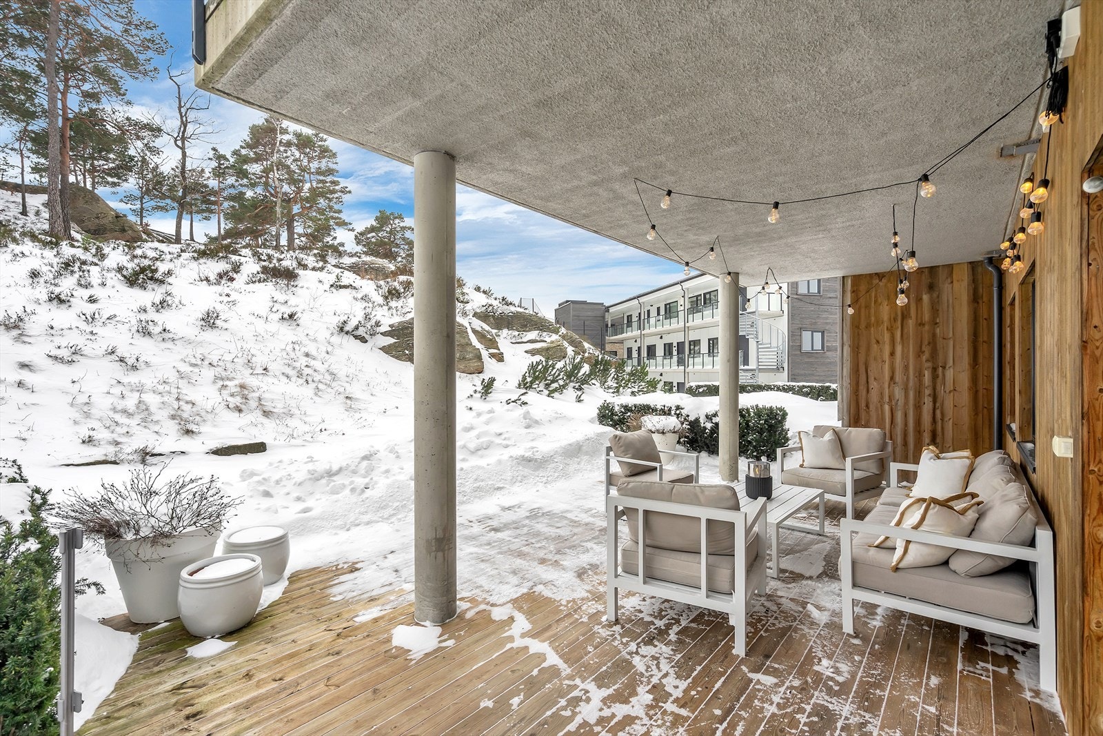 Stor uteplass som grenser mot friareal. Galleribilde