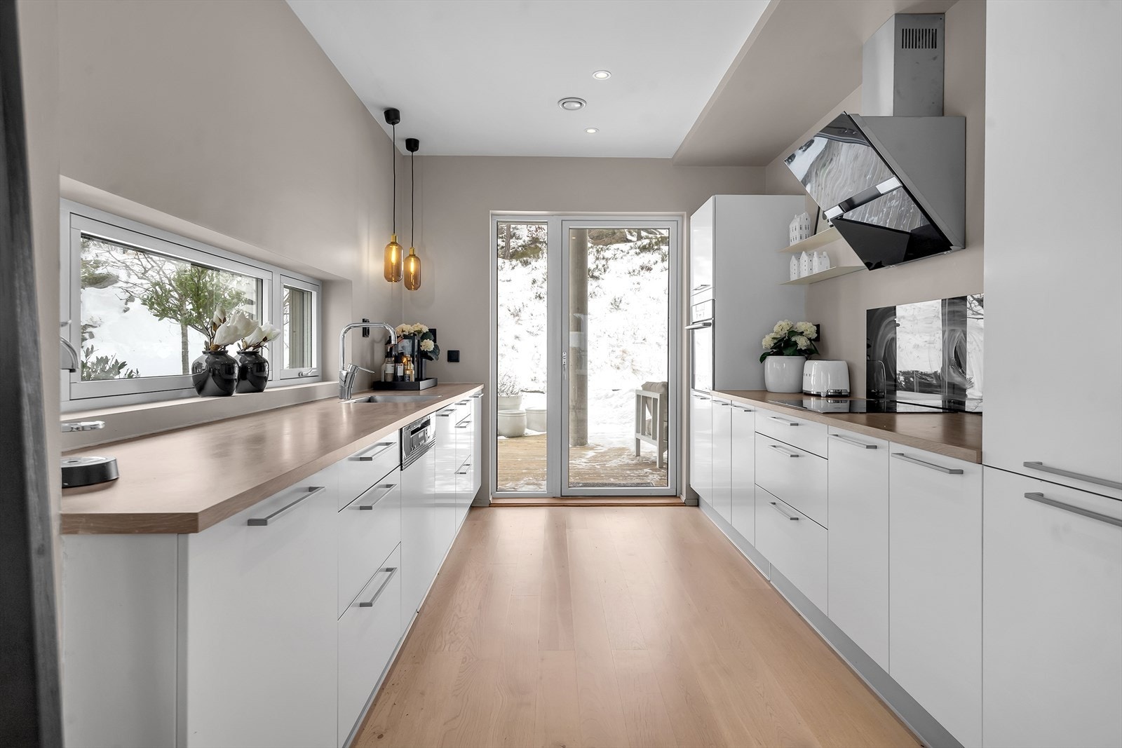 Romsilg kjøkken med direkte utgang til stor solrik terrasse. Galleribilde