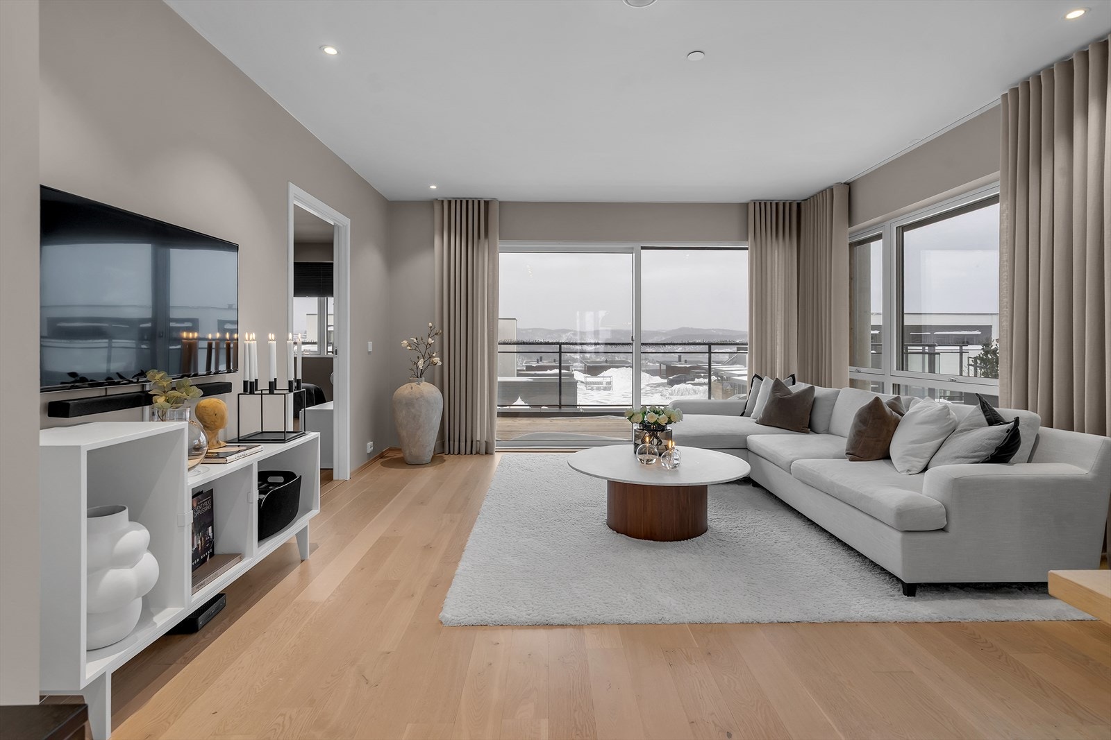 Romslig stue - dør inn til soverom på venstre side. Galleribilde