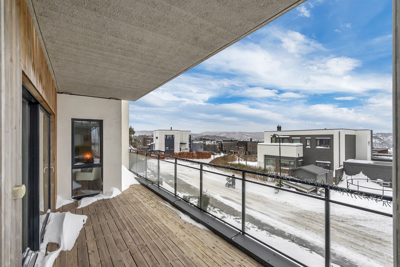 Terrasse med inngang / utgang fra stue. Galleribilde