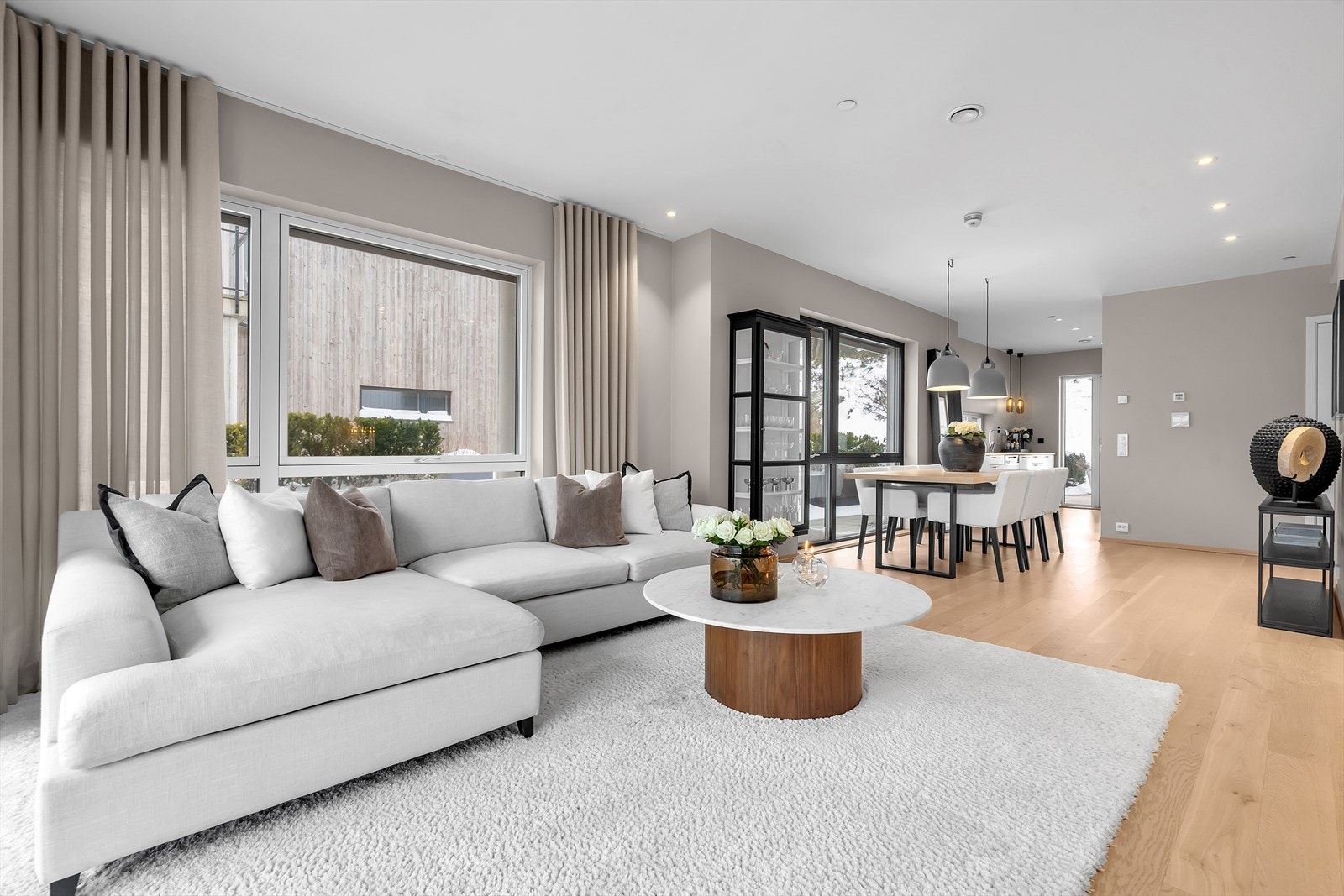 Luftig stue med delvis åpent kjøkken. Galleribilde