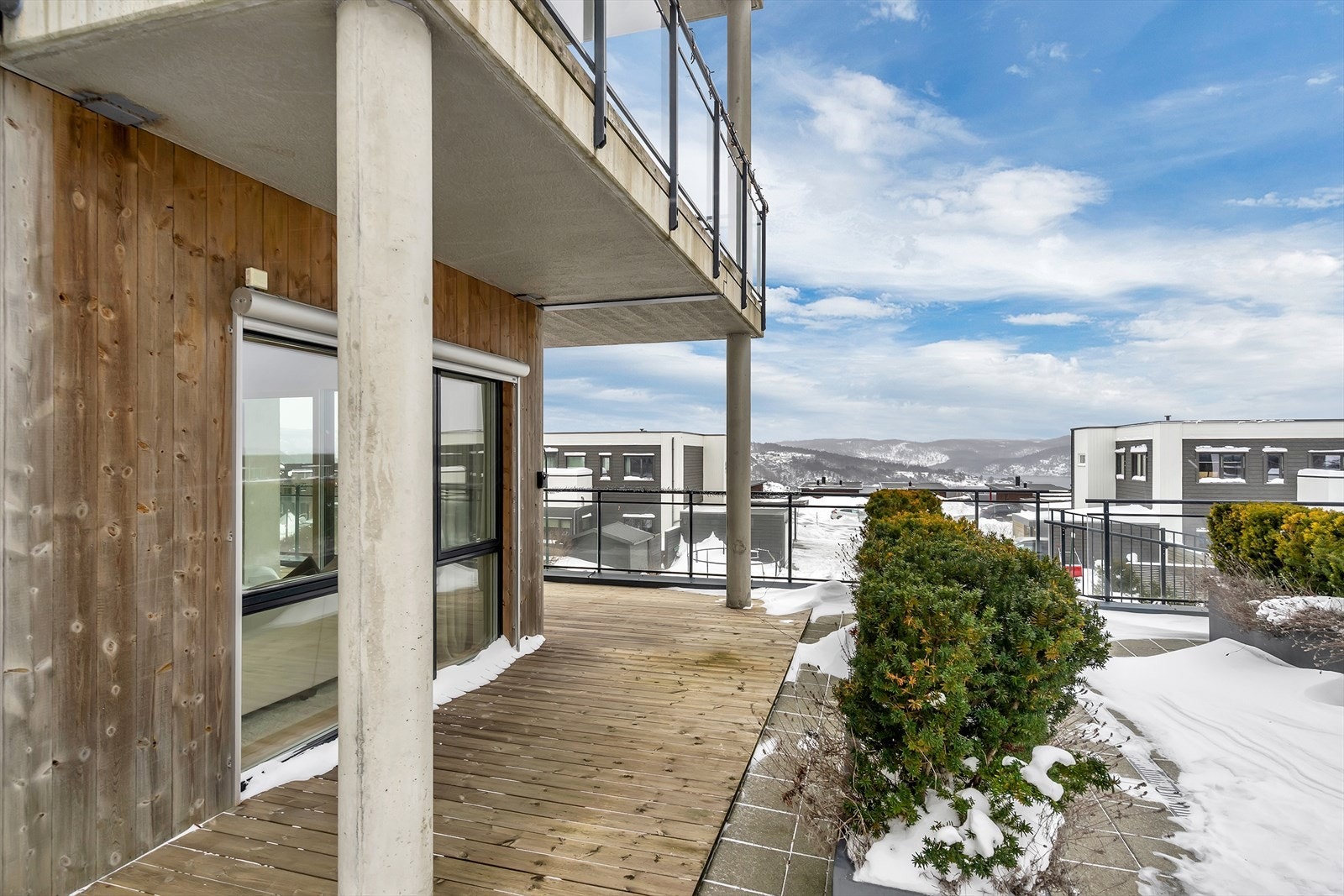 Fra terrasse på fremsiden kan man gå rundt leiligheten til baksiden. Galleribilde