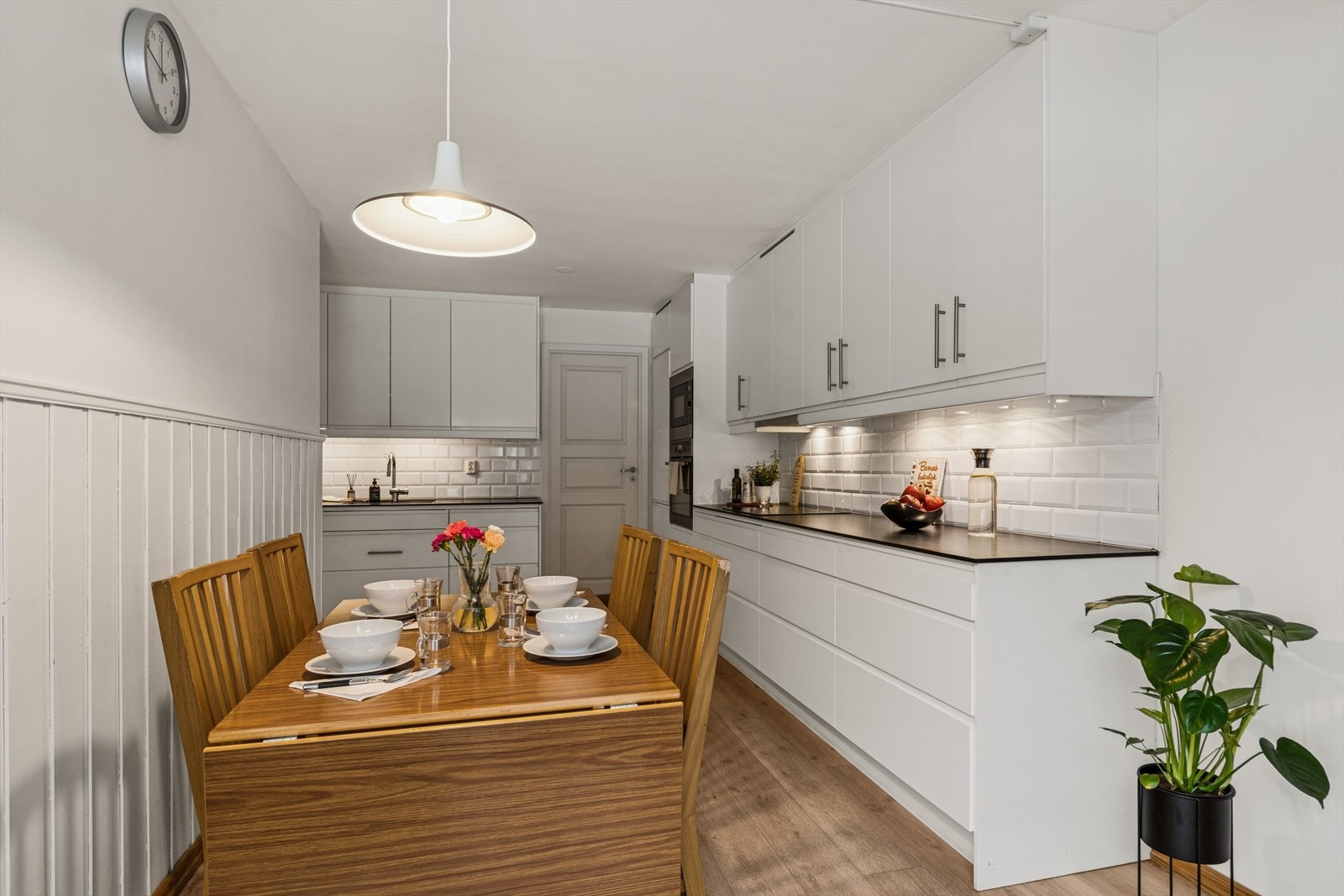 Takhøy innredning med integrerte hvitevarer som stekeovn og micro (praktisk i høyskap!), koketopp, kjøl/frys og oppvaskmaskin som medfølger. Galleribilde