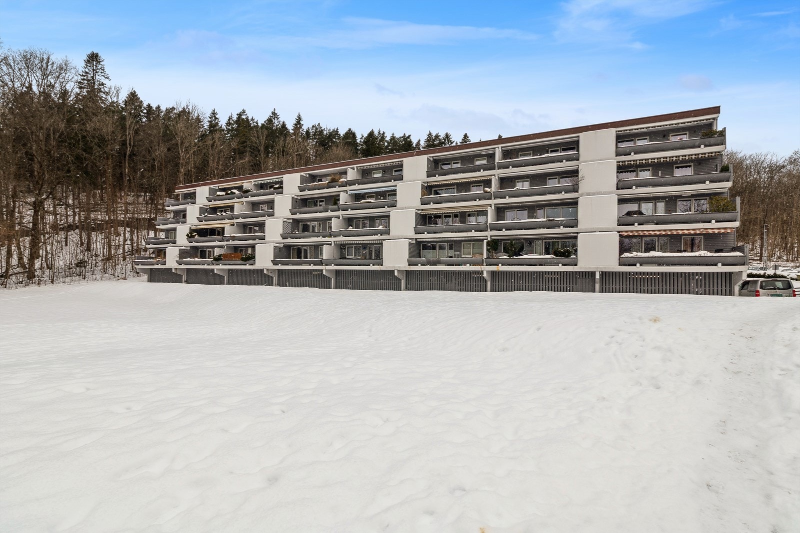 Dette er blokk nr 7 i Åsterud Boligsameie - den ligger nederst i blindveien og grenser til skogholt og turvei. Galleribilde