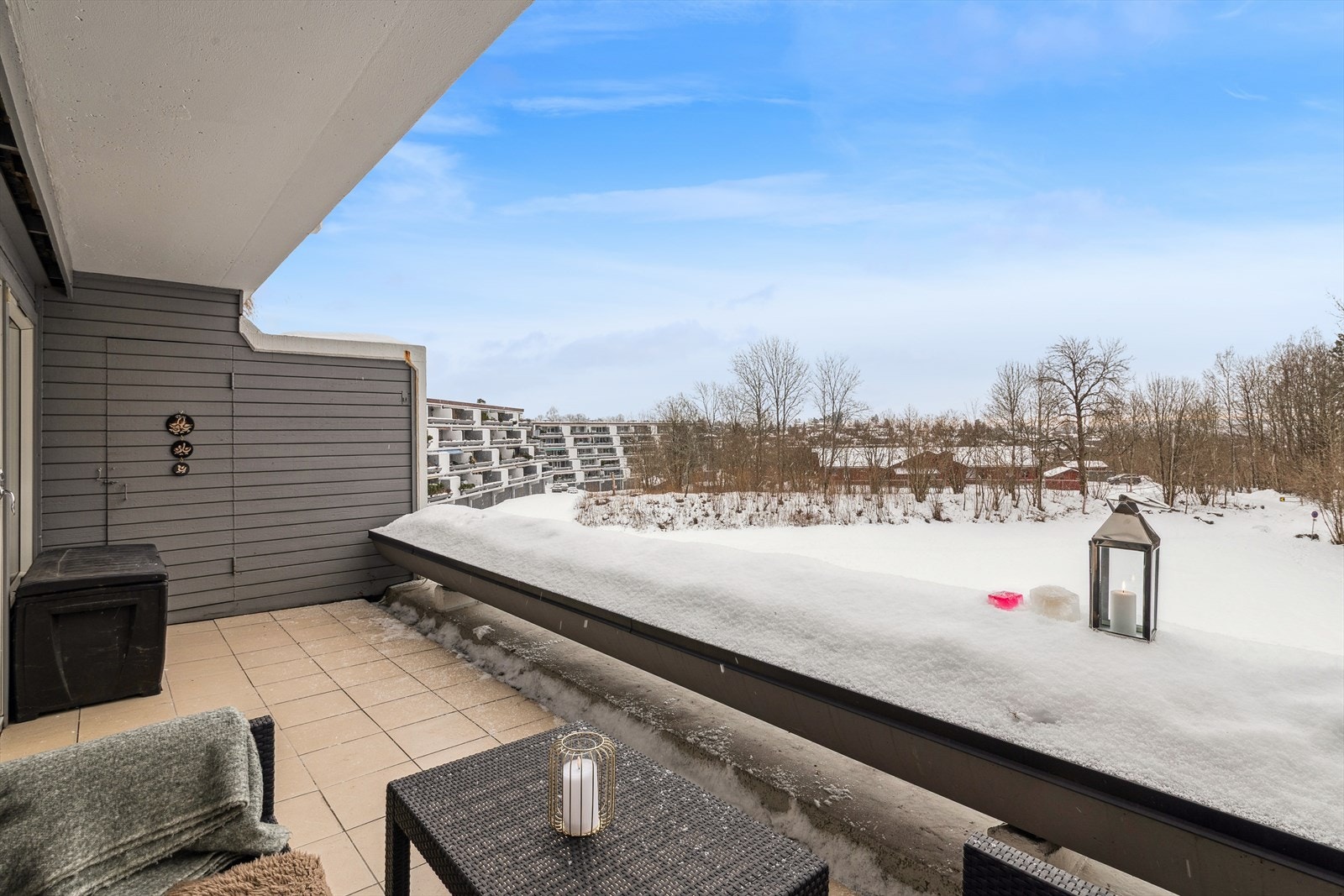 Fri og fin utsikt utover nærområdet - denne balkongen er sydøstvendt med deilig morgen- og formiddagssol! Bod, utelys og flislagt gulv. Galleribilde