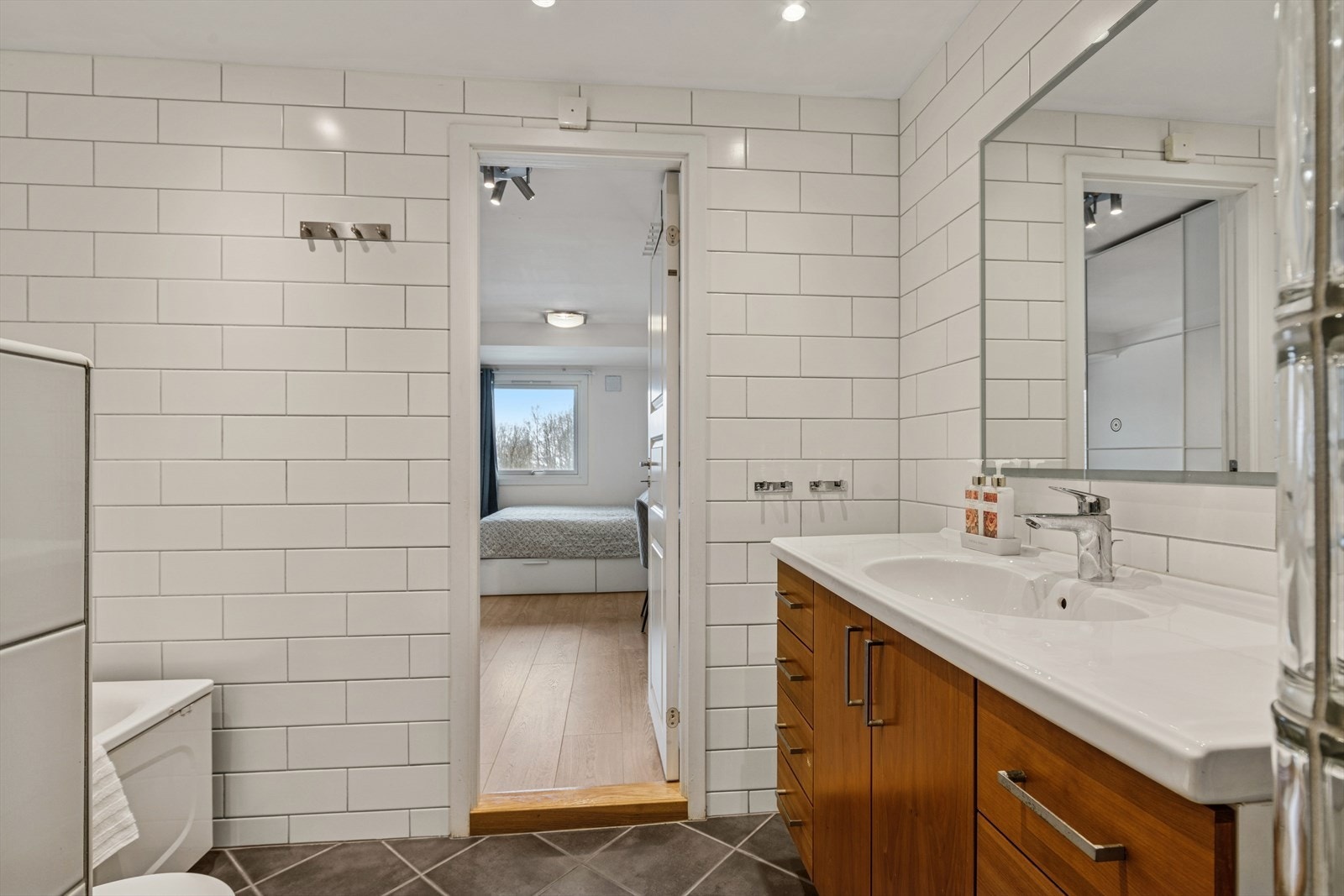 Baderommet ble oppgradert i 2016 og 2019 - gulv/fuktsikring er original. Galleribilde