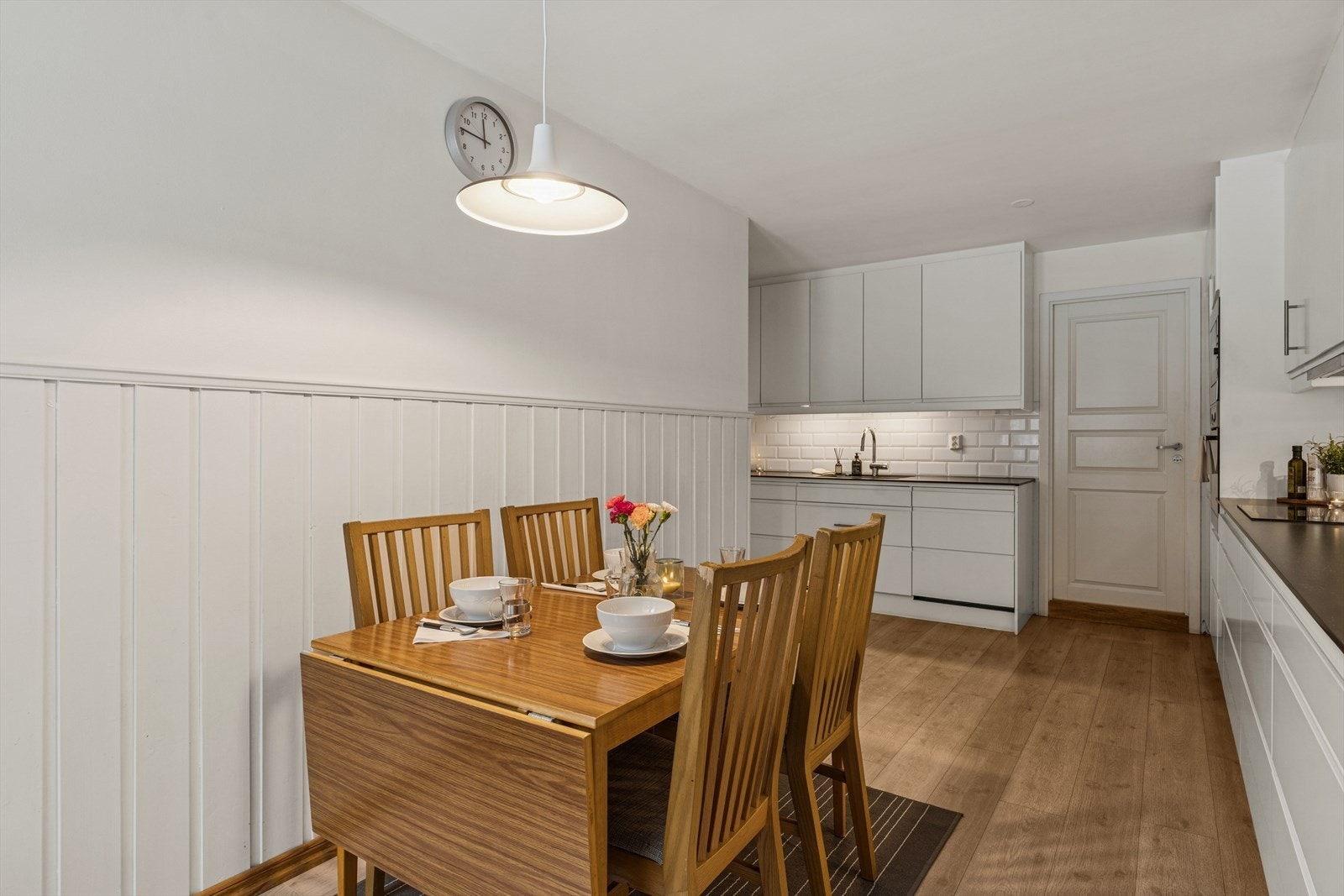 Den opprinnelig planløsningen med gjennomgående adkomst til bad og soverom er beholdt. Galleribilde